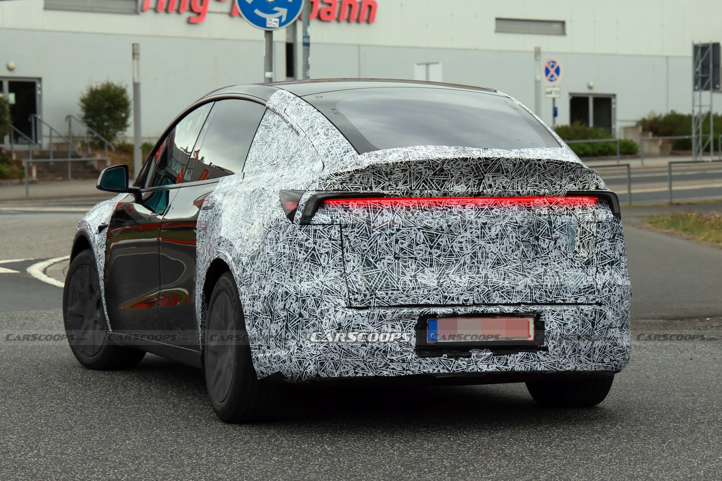 Tesla Model Y Performance scoop 00026