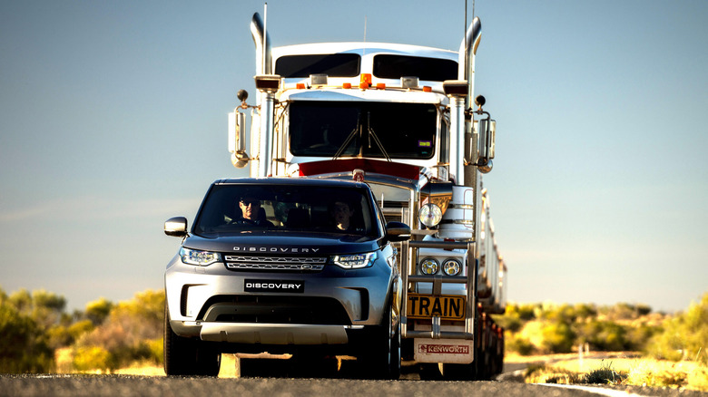 Land_Rover_Discovery_Tows_121-Ton_Road_Train_Across_Australian_(1) copy