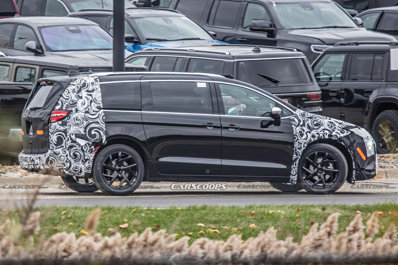 Chrysler Pacifica spy shots 00010