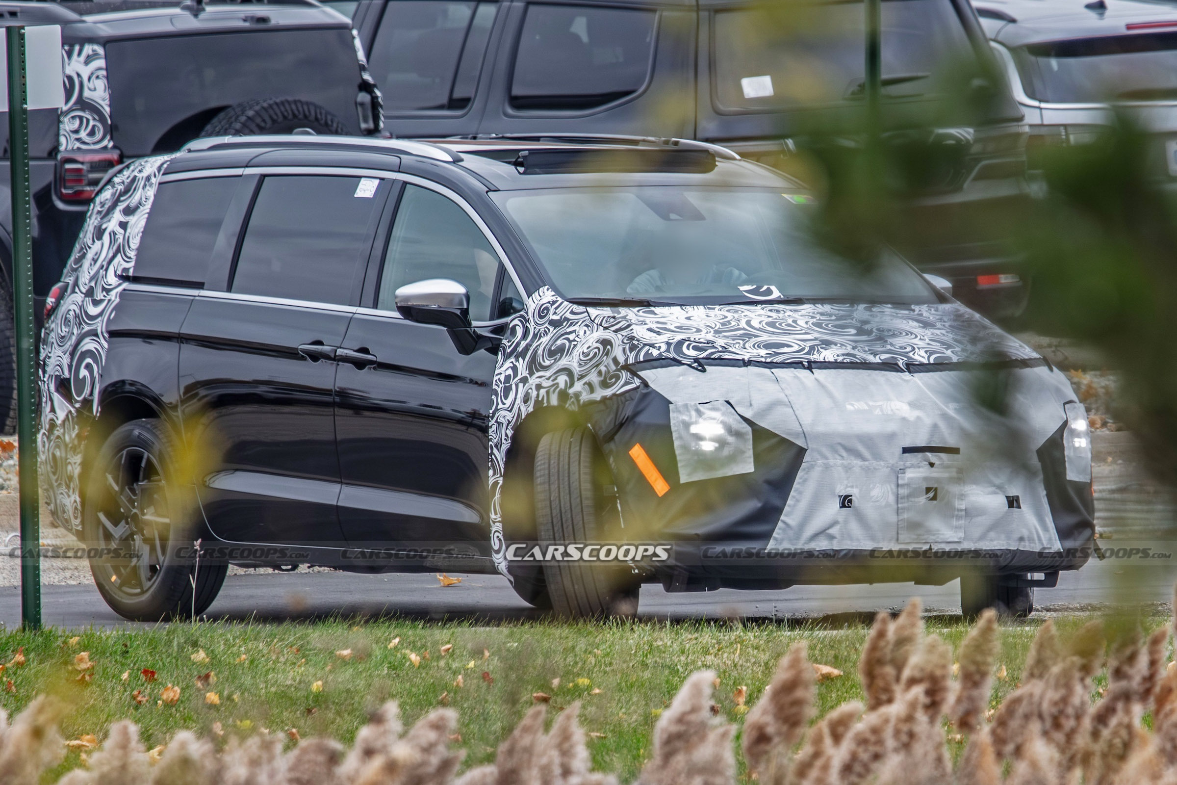 Chrysler Pacifica spy shots 00001