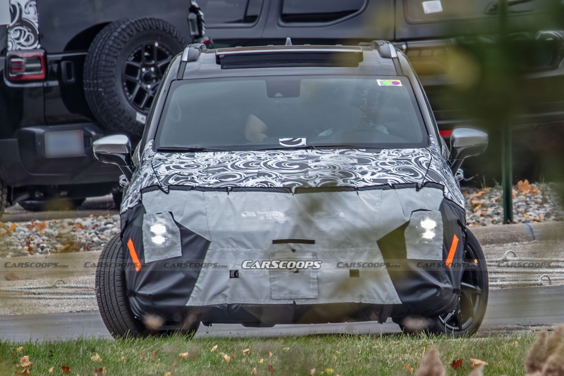 Chrysler Pacifica spy shots 00002