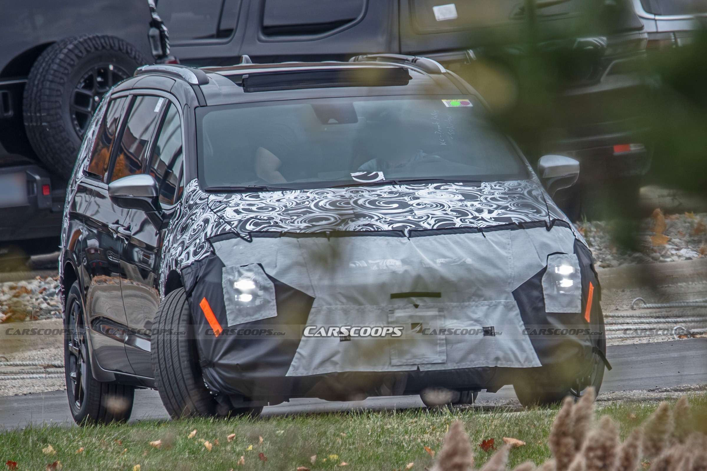 Chrysler Pacifica spy shots 00003