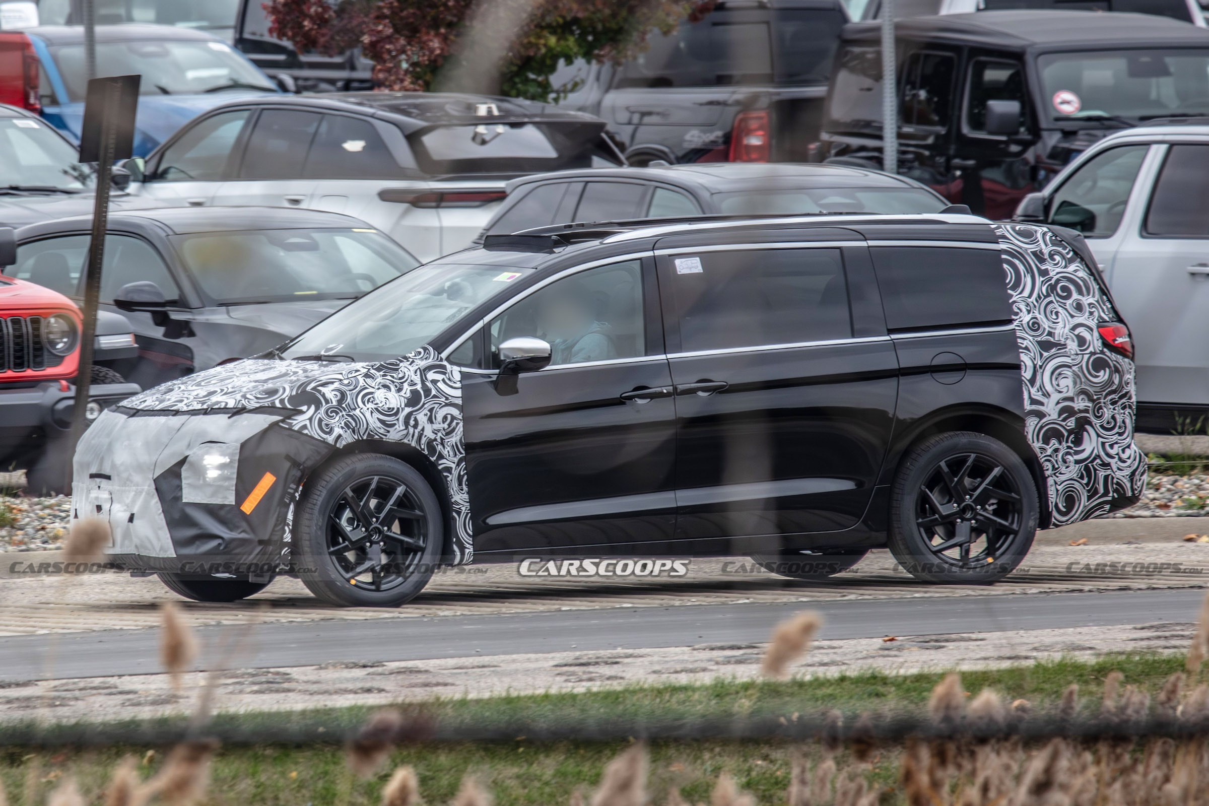 Chrysler Pacifica spy shots 00005