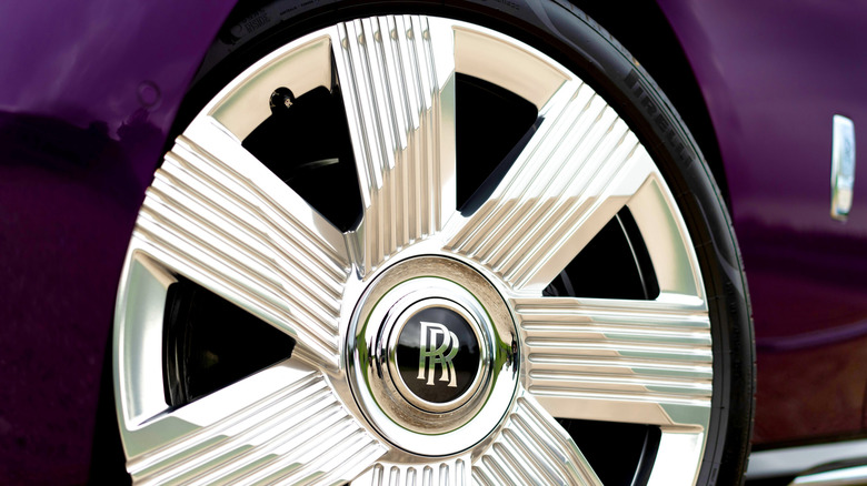 P90530496_highRes_rolls-royce-spectre- copy