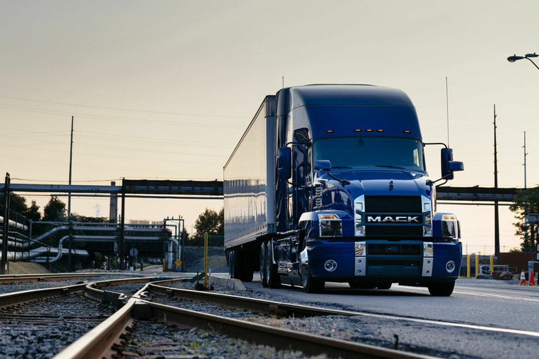 20241003 - Mack Trucks Spotlights Mack Anthem Models at ATA MCE