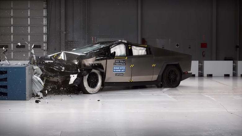 2025 Tesla Cybertruck updated moderate overlap IIHS crash test 0-18 screenshot