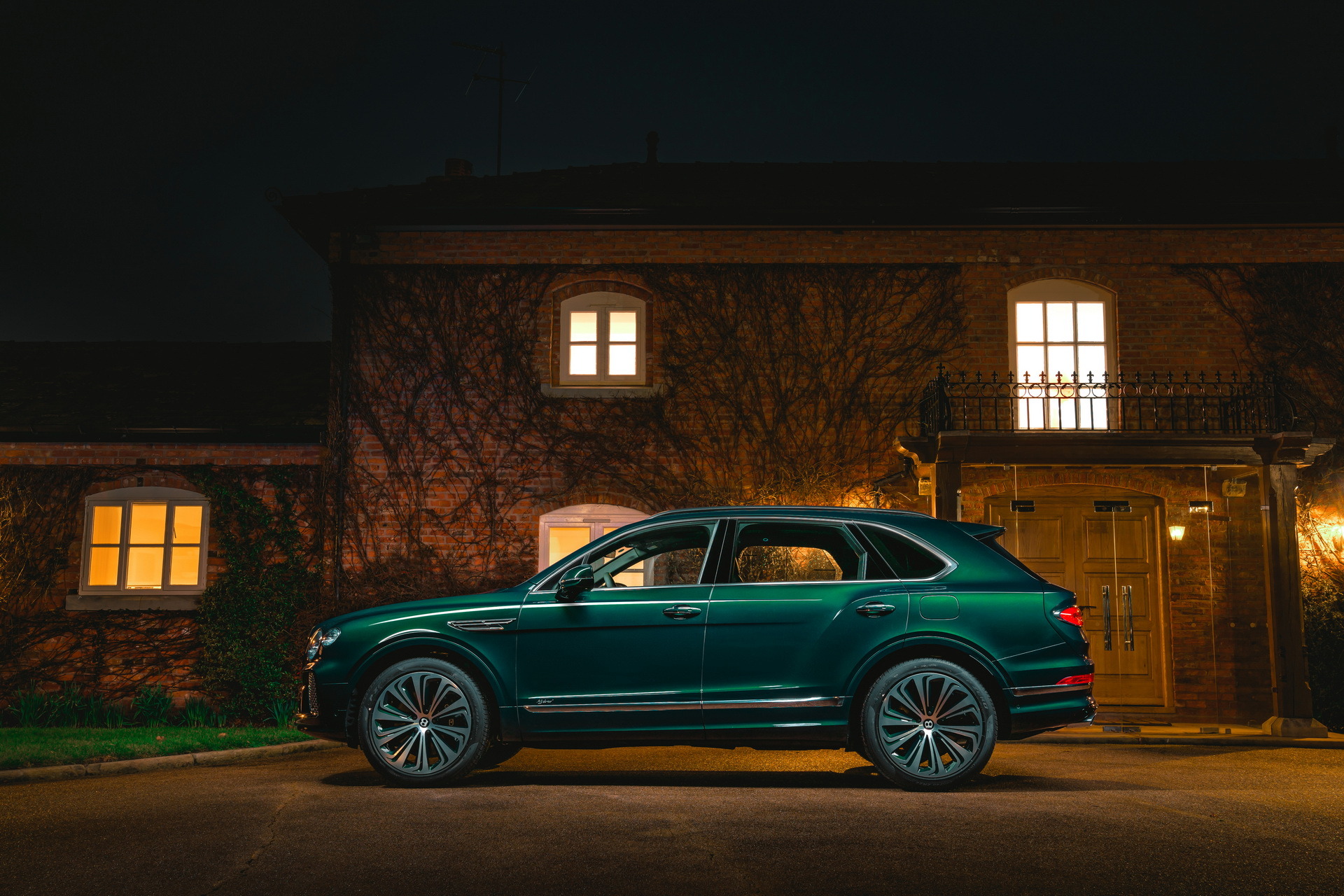 Bentley-Bentayga-Hybrid-Mulliner-03