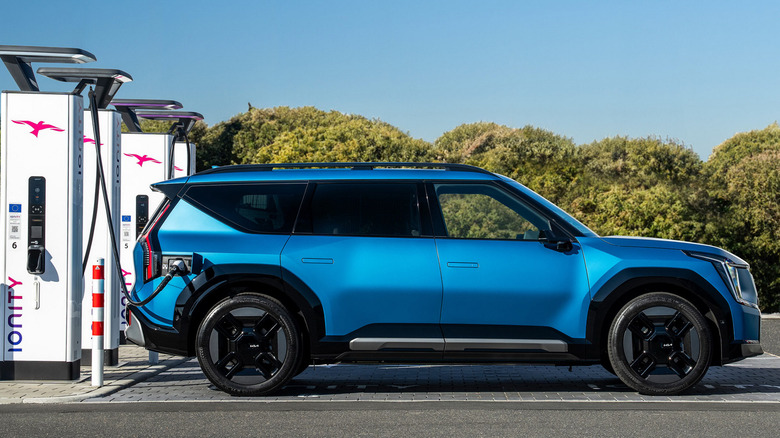 Kia_introduces_seamless_EV_charging_technology_Plug&Charge copy