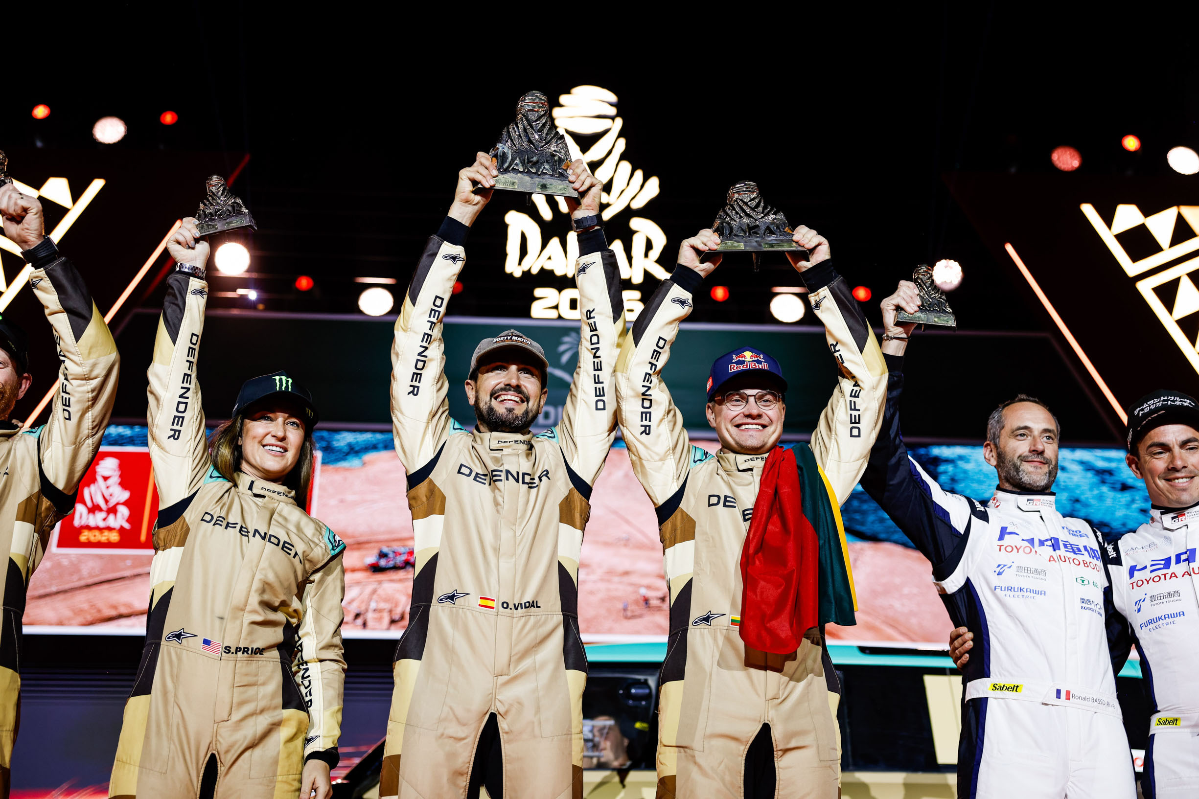DEFENDER_RALLY_ROKAS_ORIOL_SARA_FINAL_PODIUM_DAKAR