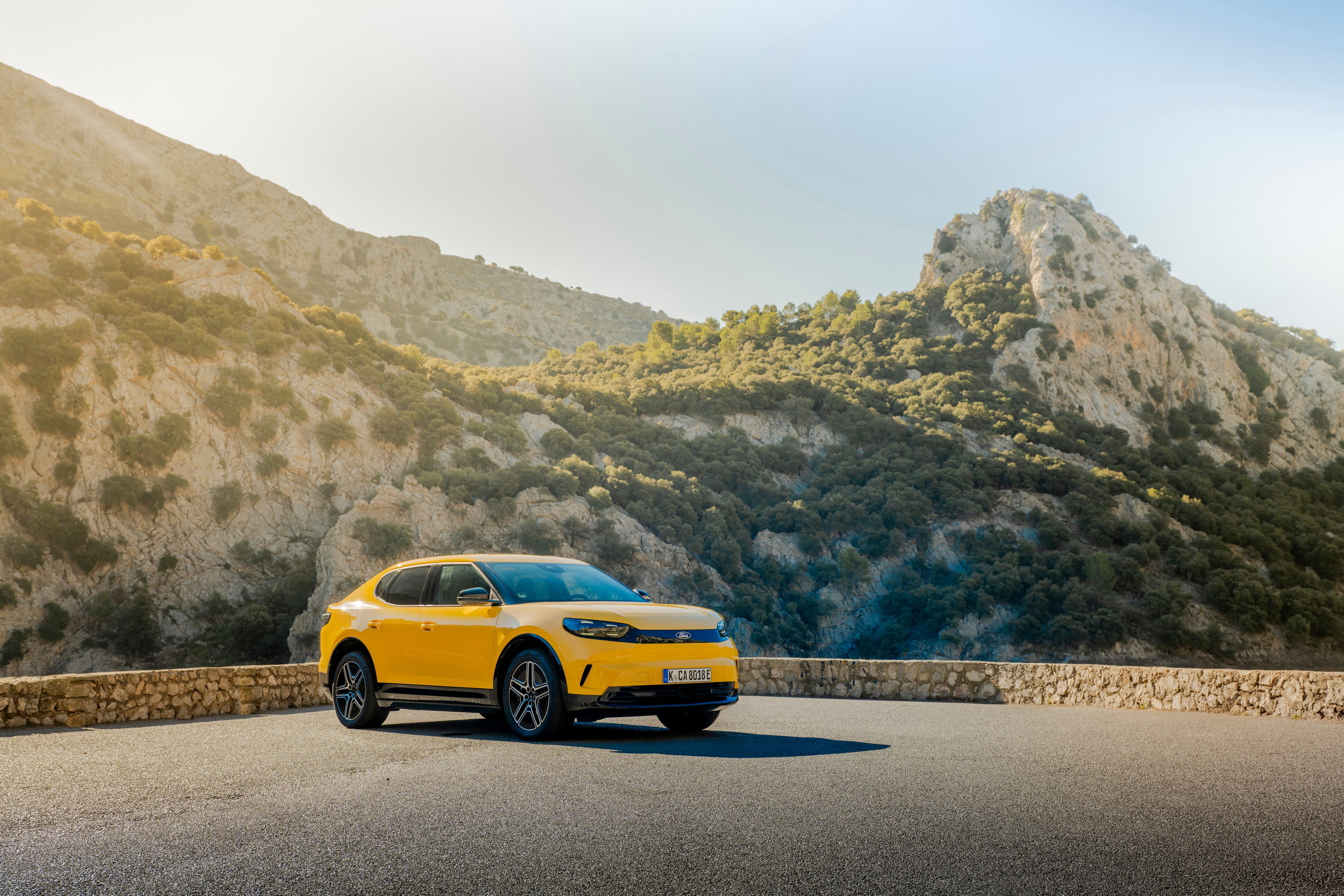 2026_Ford_Capri_Vivid_Yellow_Exterior_01