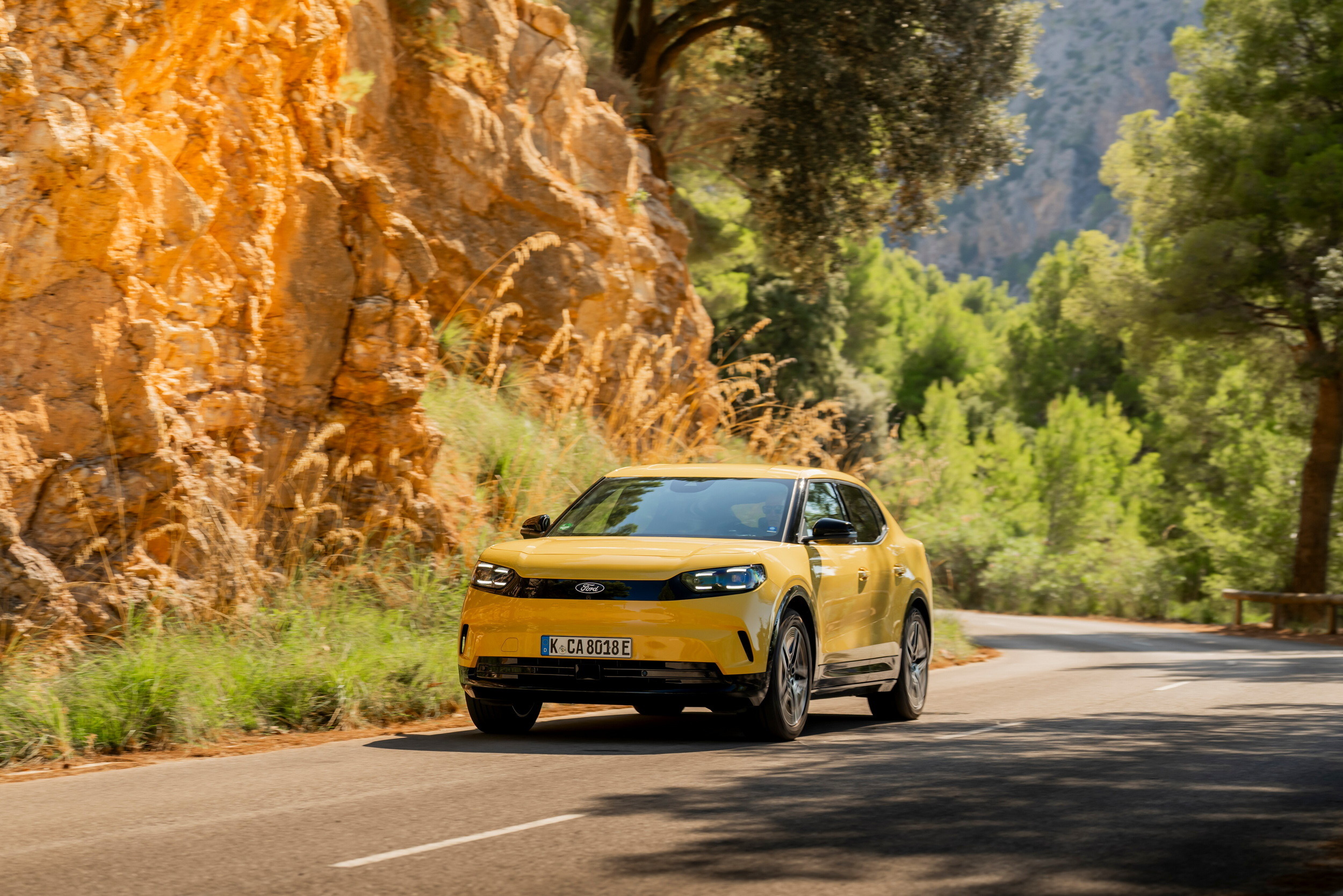 2026_Ford_Capri_Vivid_Yellow_Exterior_02