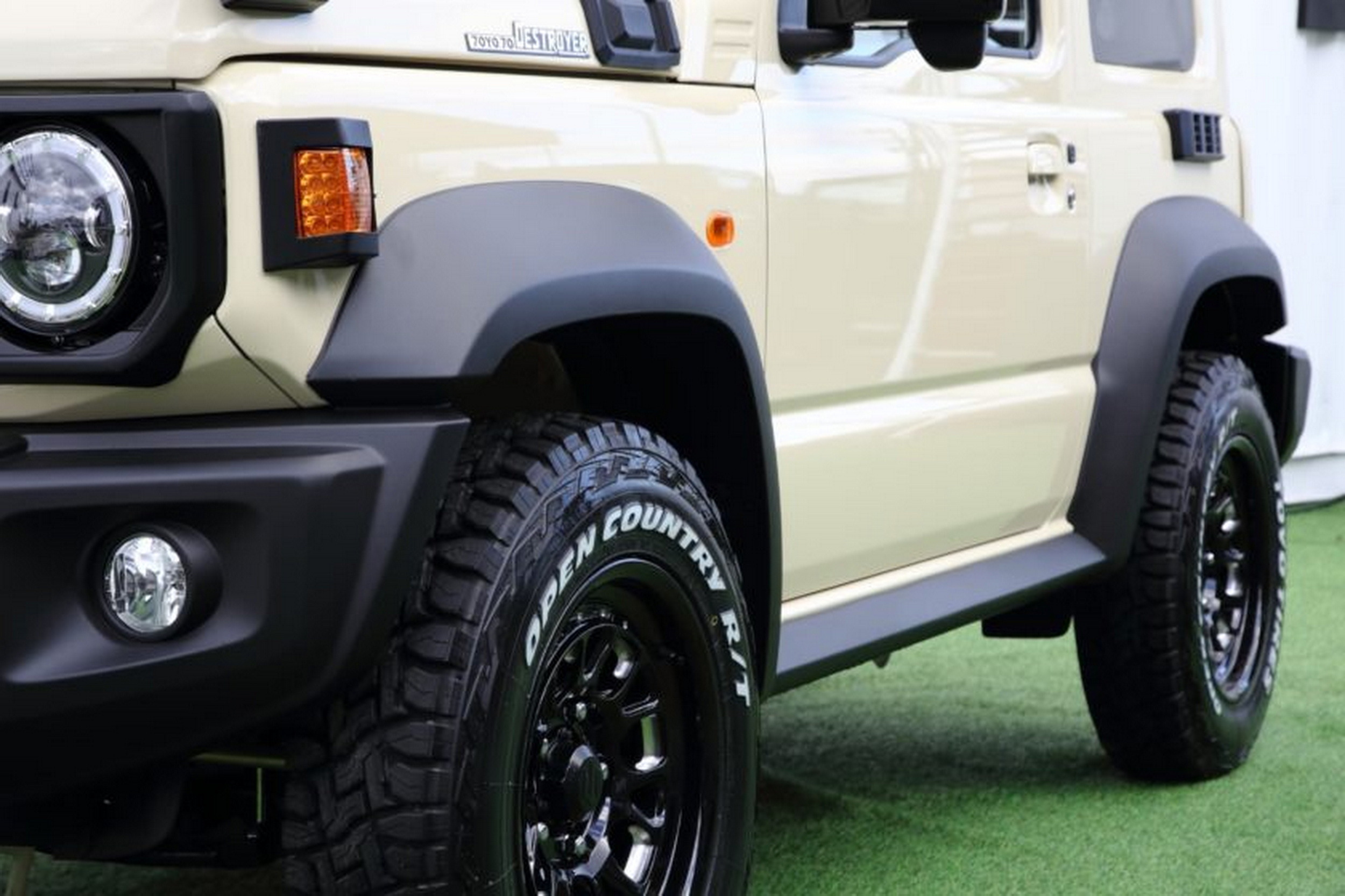 Suzuki Jimny - Toyota Land Cruiser - Beige (11)