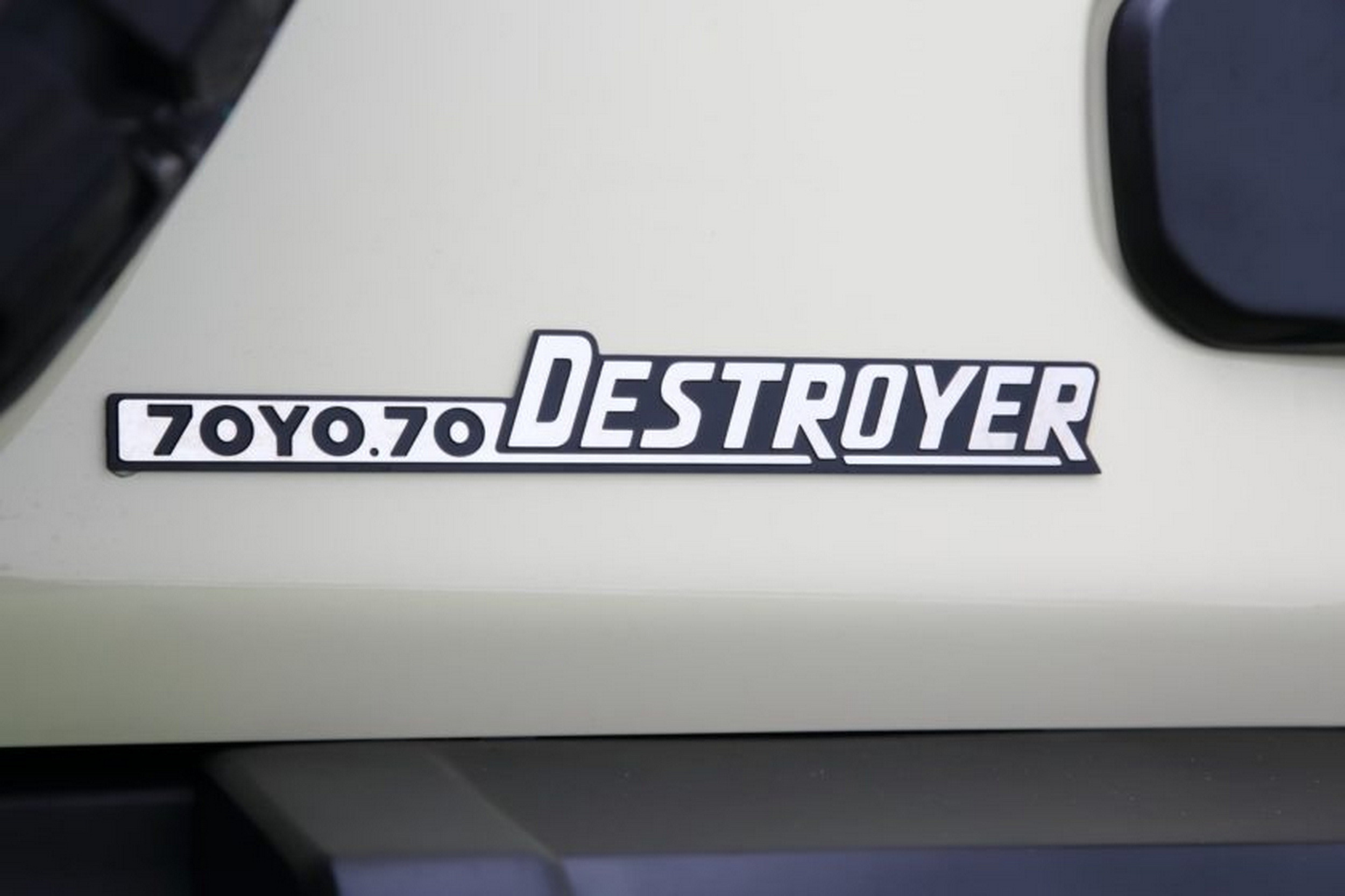 Suzuki Jimny - Toyota Land Cruiser - Beige (12)