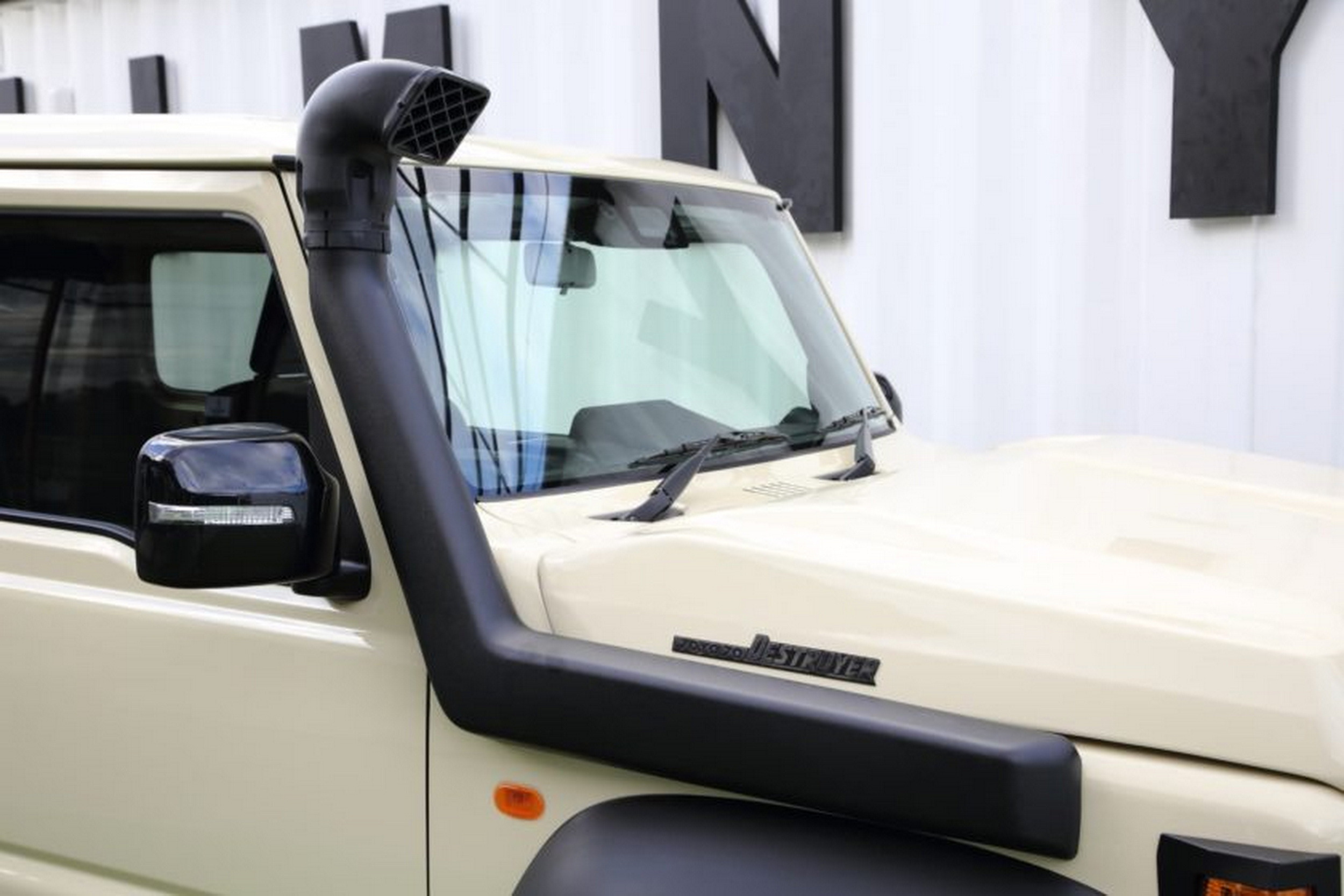 Suzuki Jimny - Toyota Land Cruiser - Beige (13)