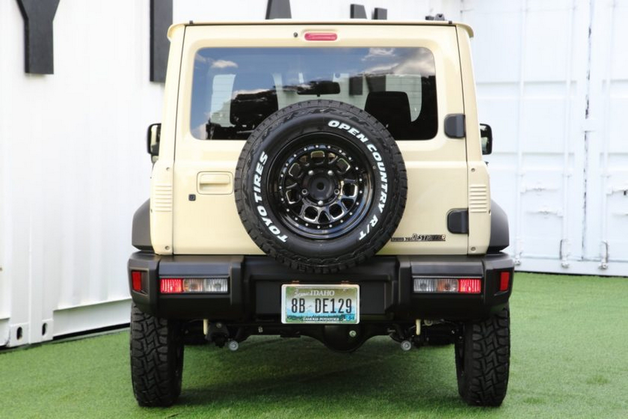 Suzuki Jimny - Toyota Land Cruiser - Beige (14)
