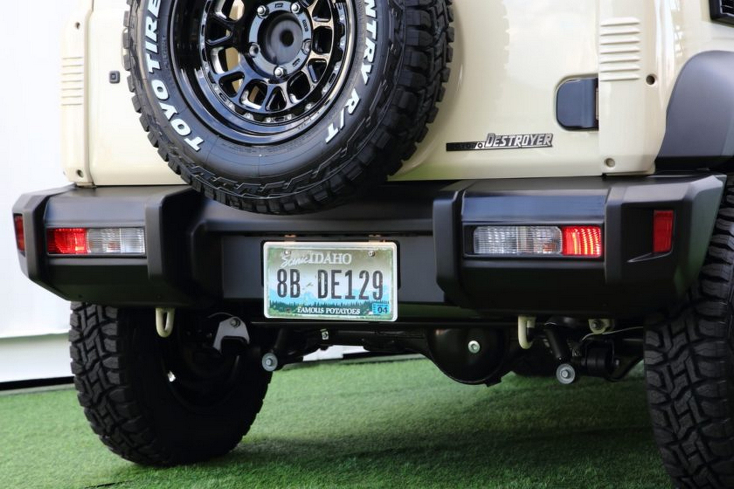 Suzuki Jimny - Toyota Land Cruiser - Beige (16)