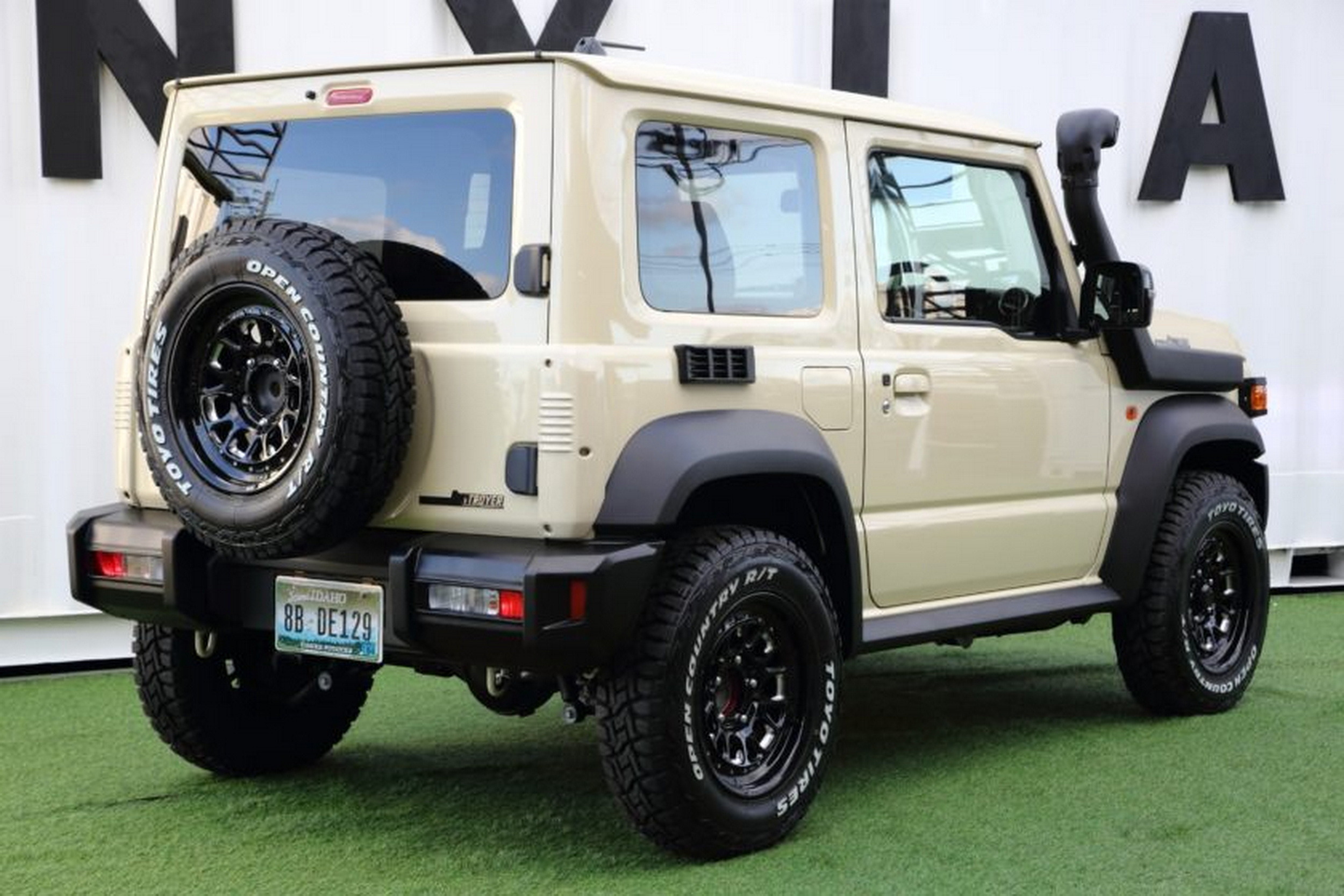 Suzuki Jimny - Toyota Land Cruiser - Beige (18)