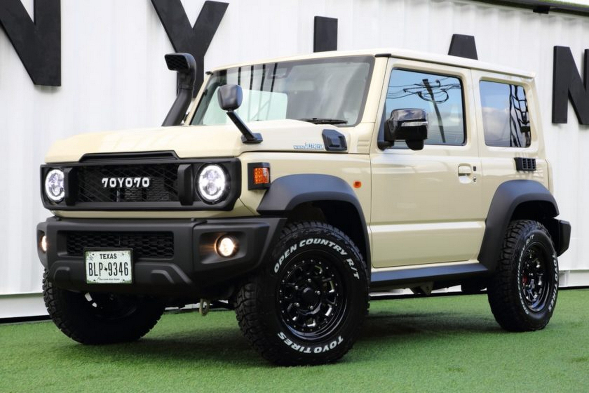 Suzuki Jimny - Toyota Land Cruiser - Beige (2)