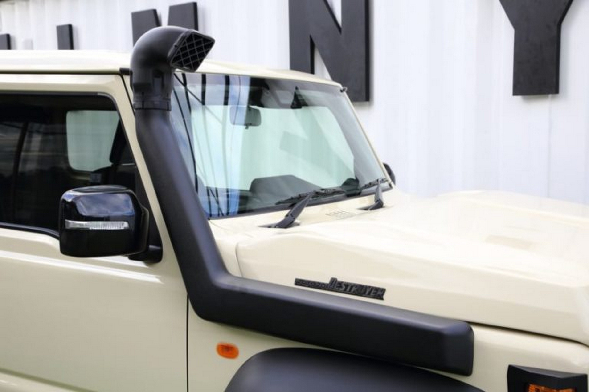 Suzuki Jimny - Toyota Land Cruiser - Beige (21)
