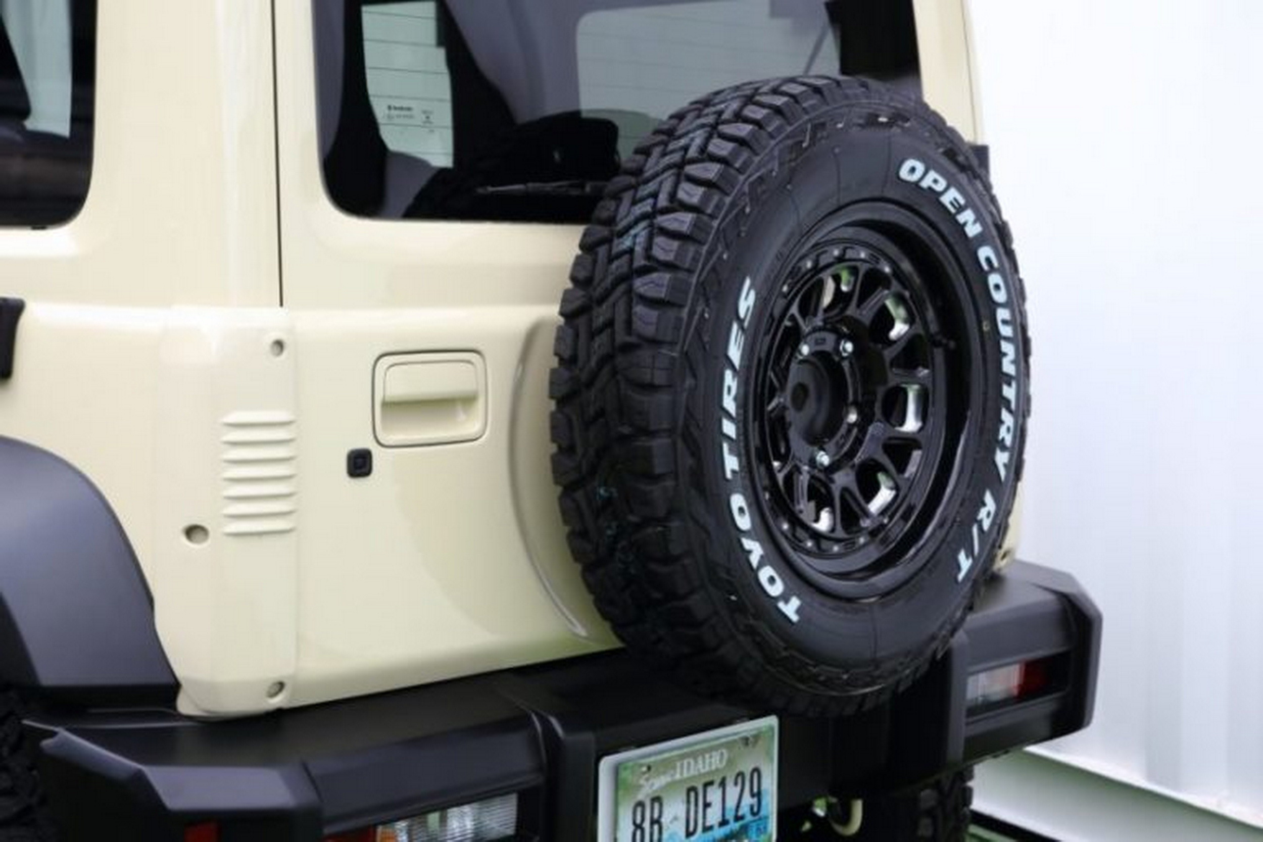 Suzuki Jimny - Toyota Land Cruiser - Beige (22)