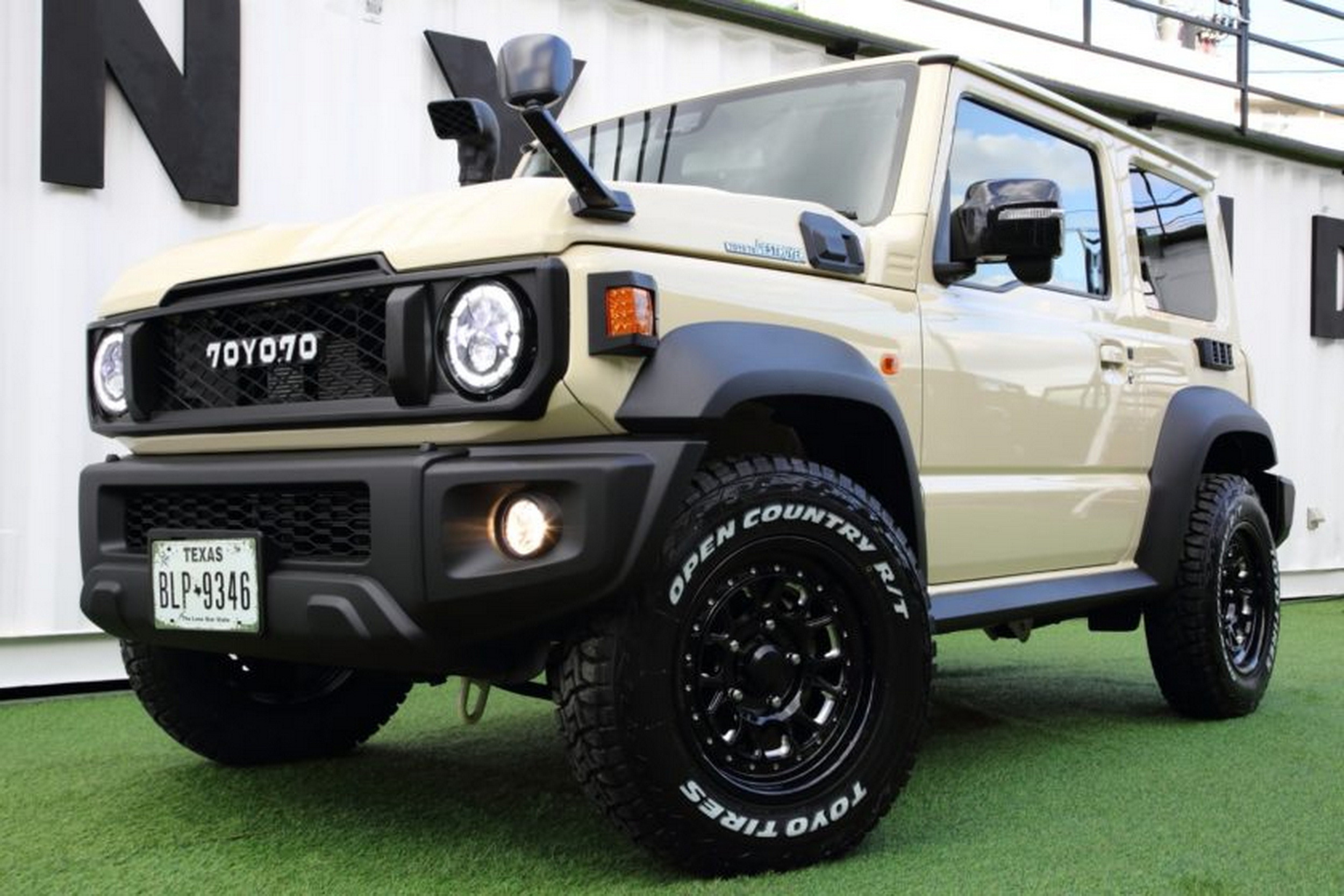 Suzuki Jimny - Toyota Land Cruiser - Beige (4)