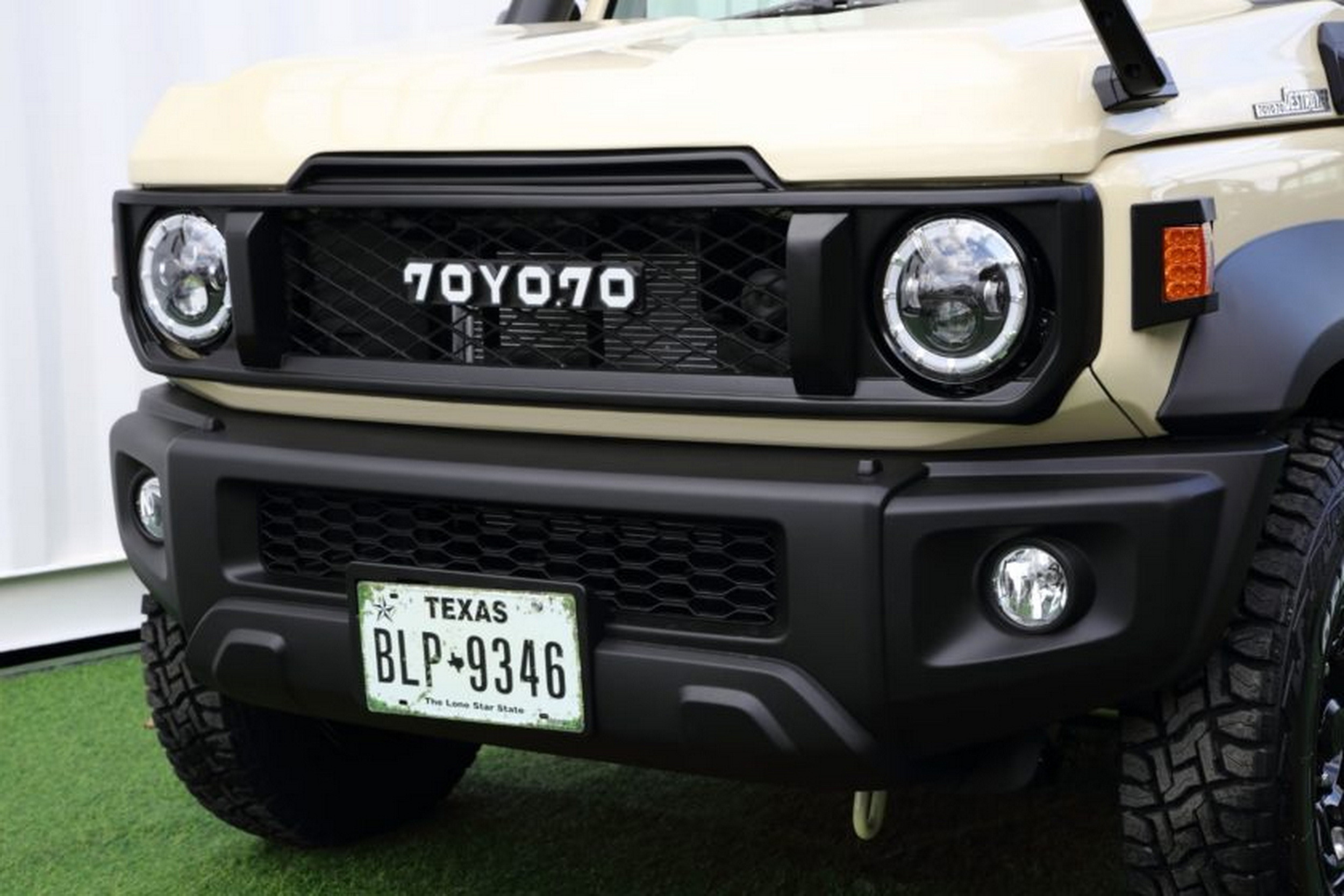 Suzuki Jimny - Toyota Land Cruiser - Beige (7)