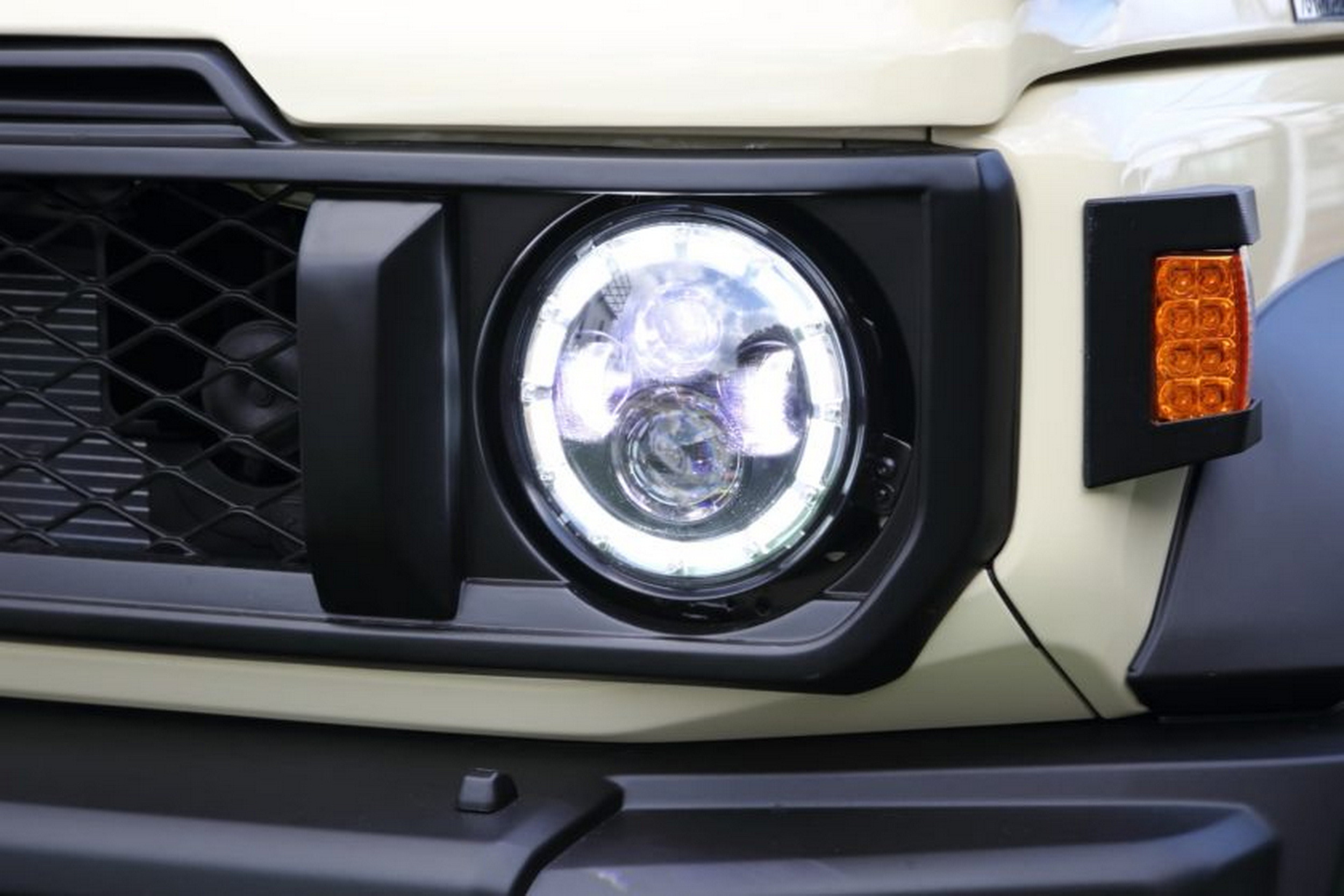 Suzuki Jimny - Toyota Land Cruiser - Beige (8)