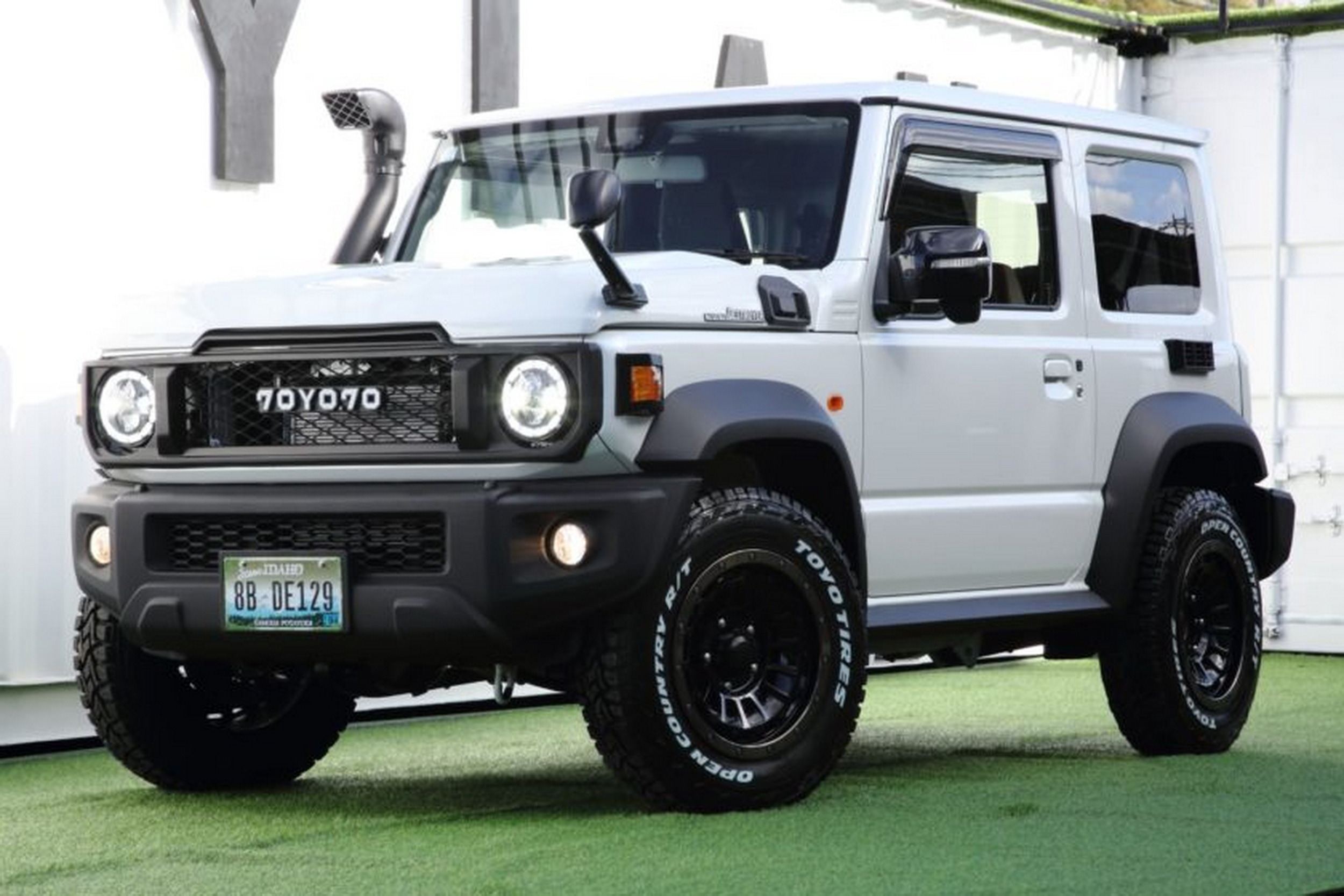 Suzuki Jimny - Toyota Land Cruiser - White (1)