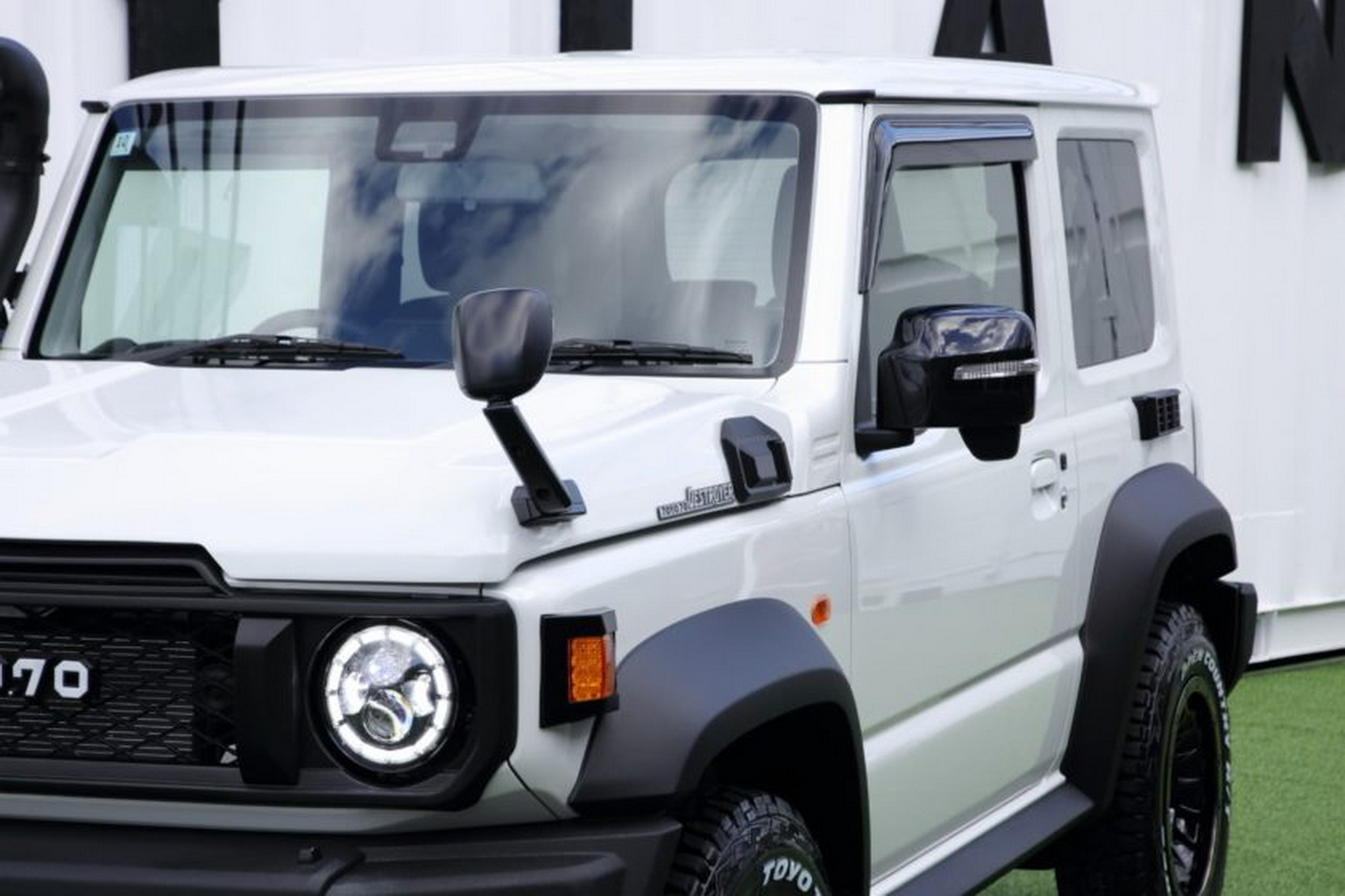 Suzuki Jimny - Toyota Land Cruiser - White (10)