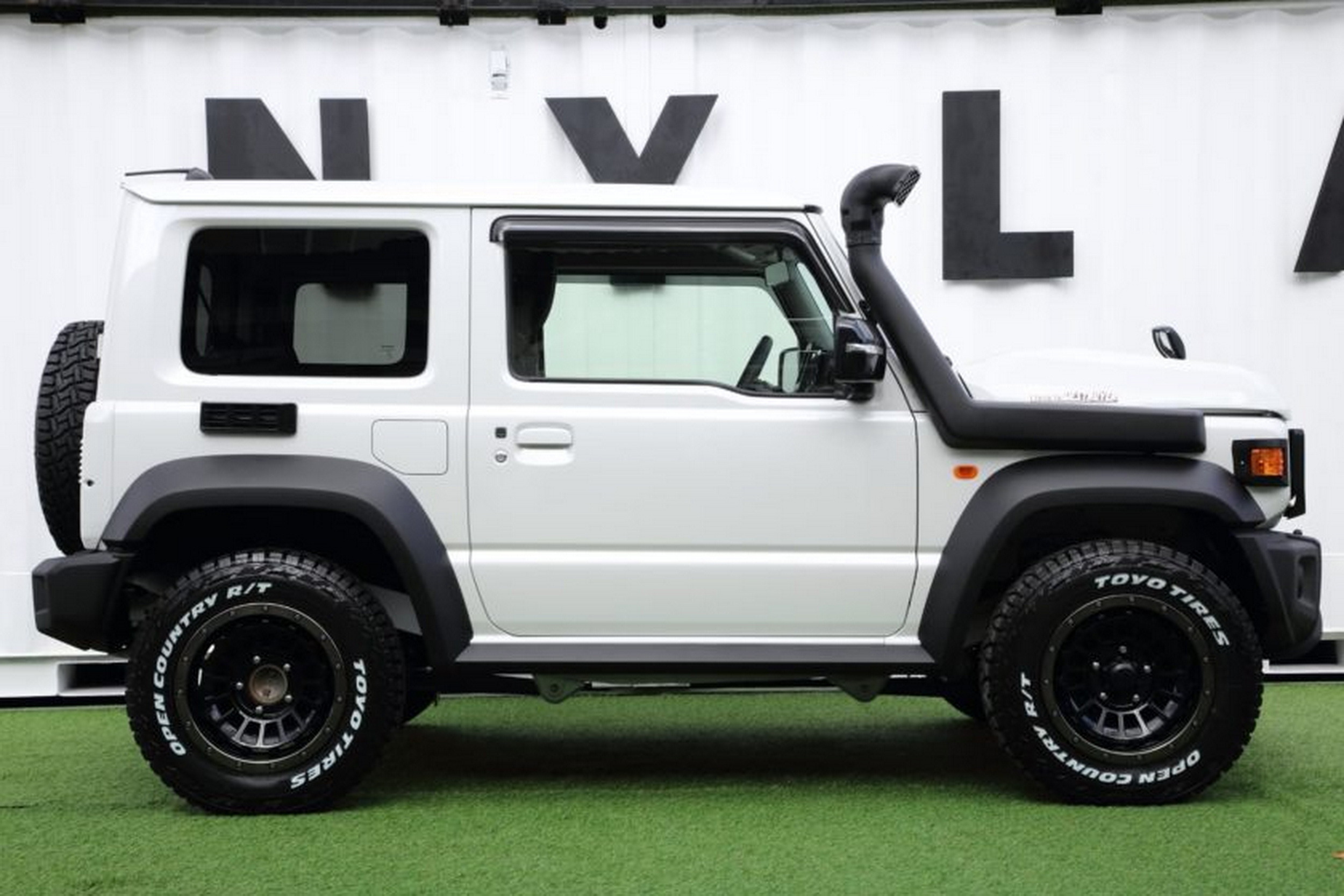 Suzuki Jimny - Toyota Land Cruiser - White (14)