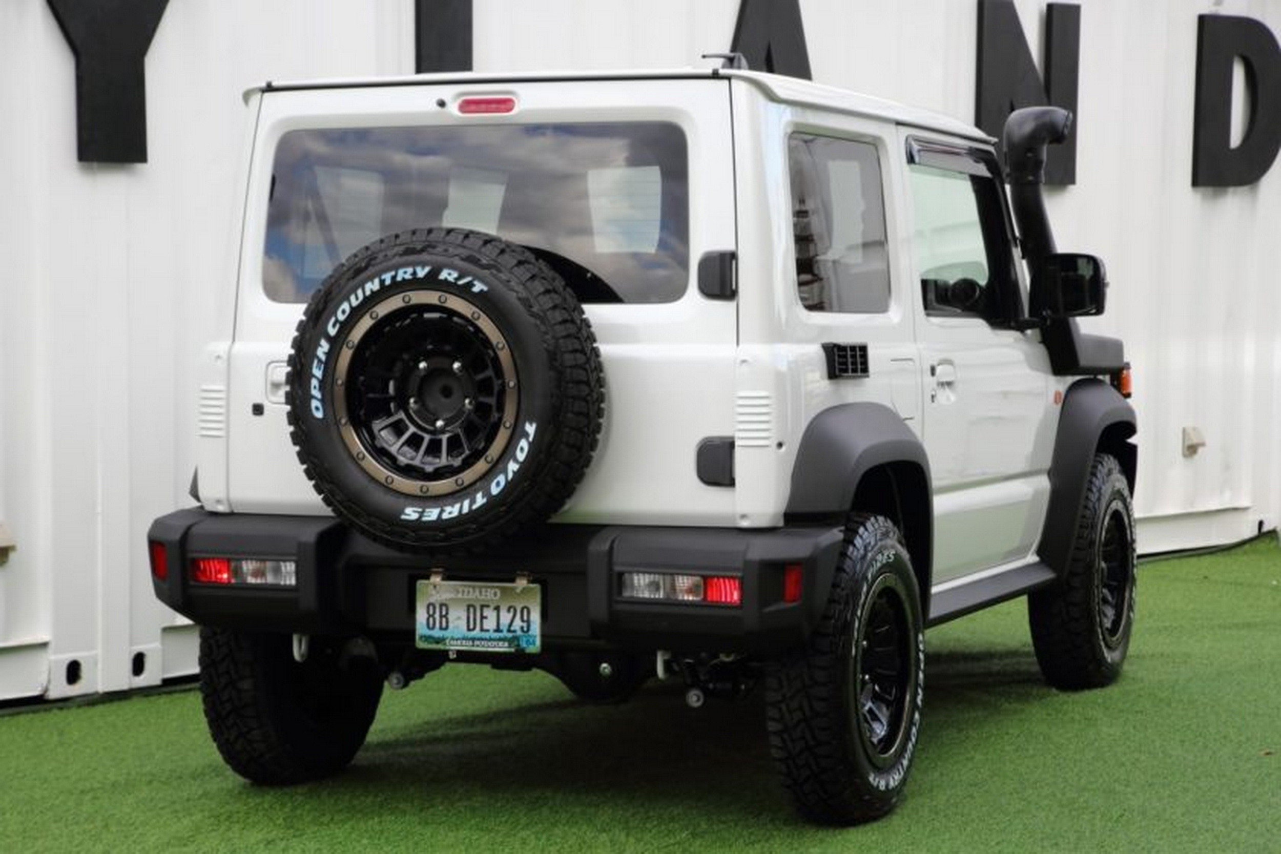 Suzuki Jimny - Toyota Land Cruiser - White (16)
