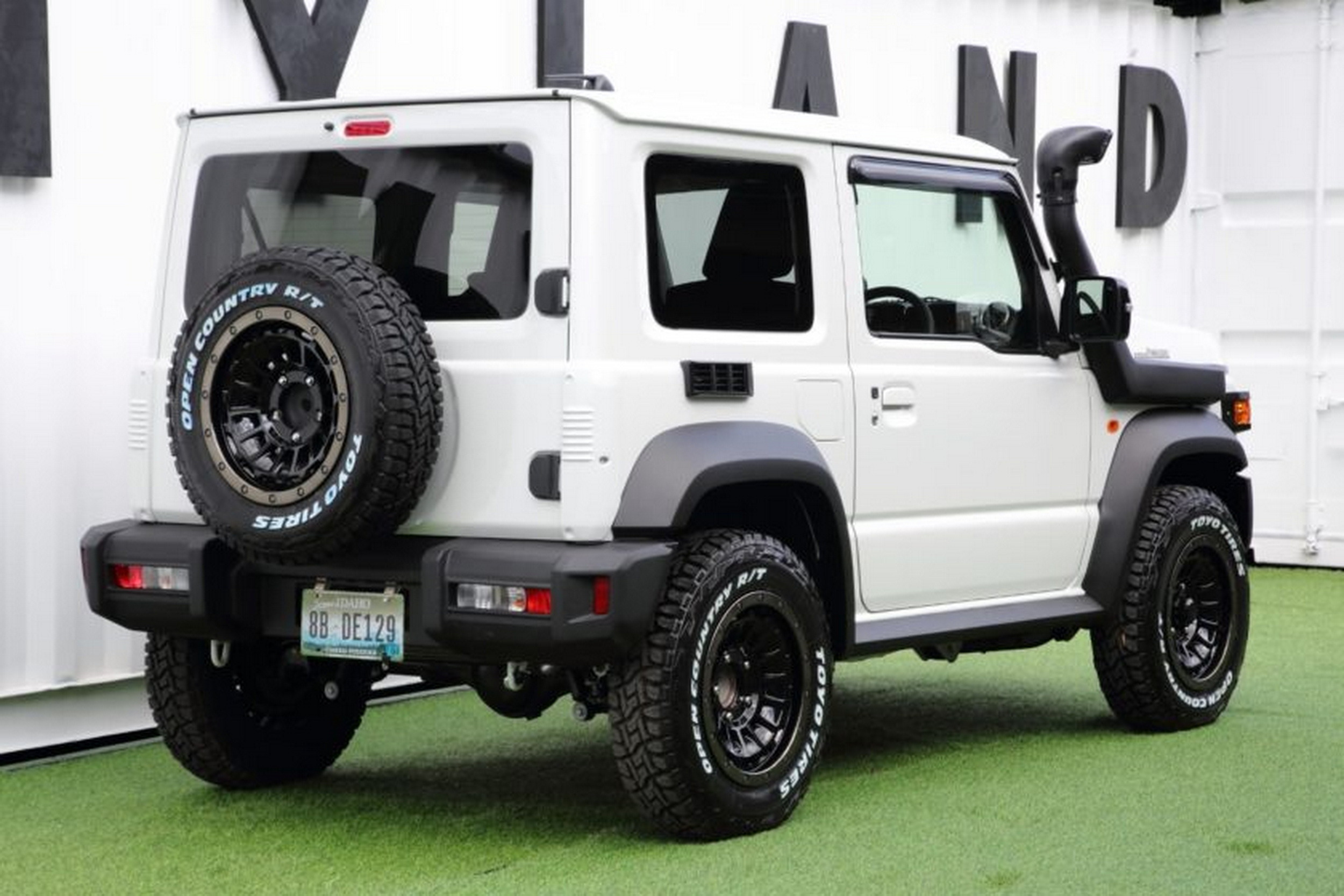 Suzuki Jimny - Toyota Land Cruiser - White (17)