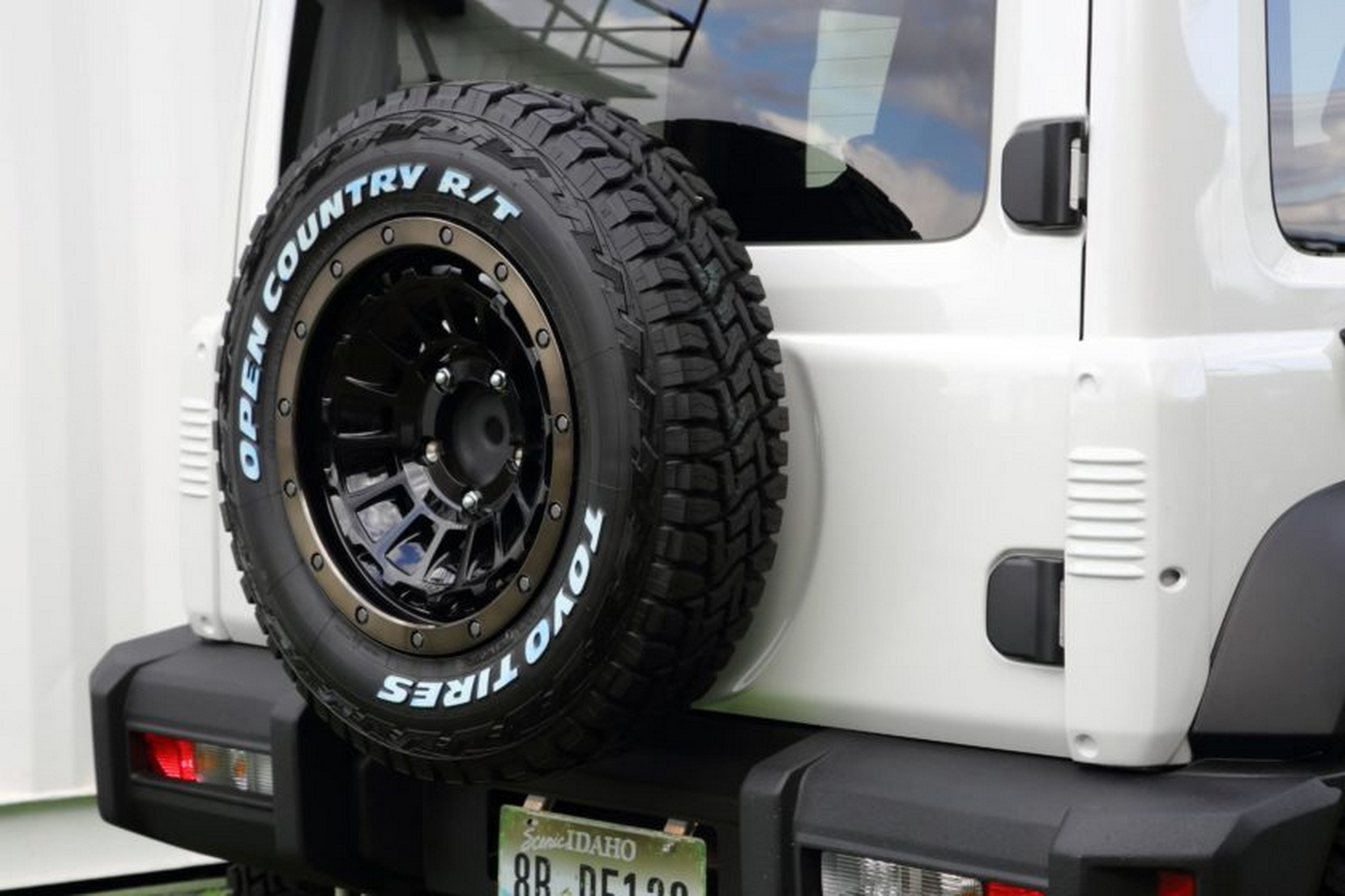 Suzuki Jimny - Toyota Land Cruiser - White (19)