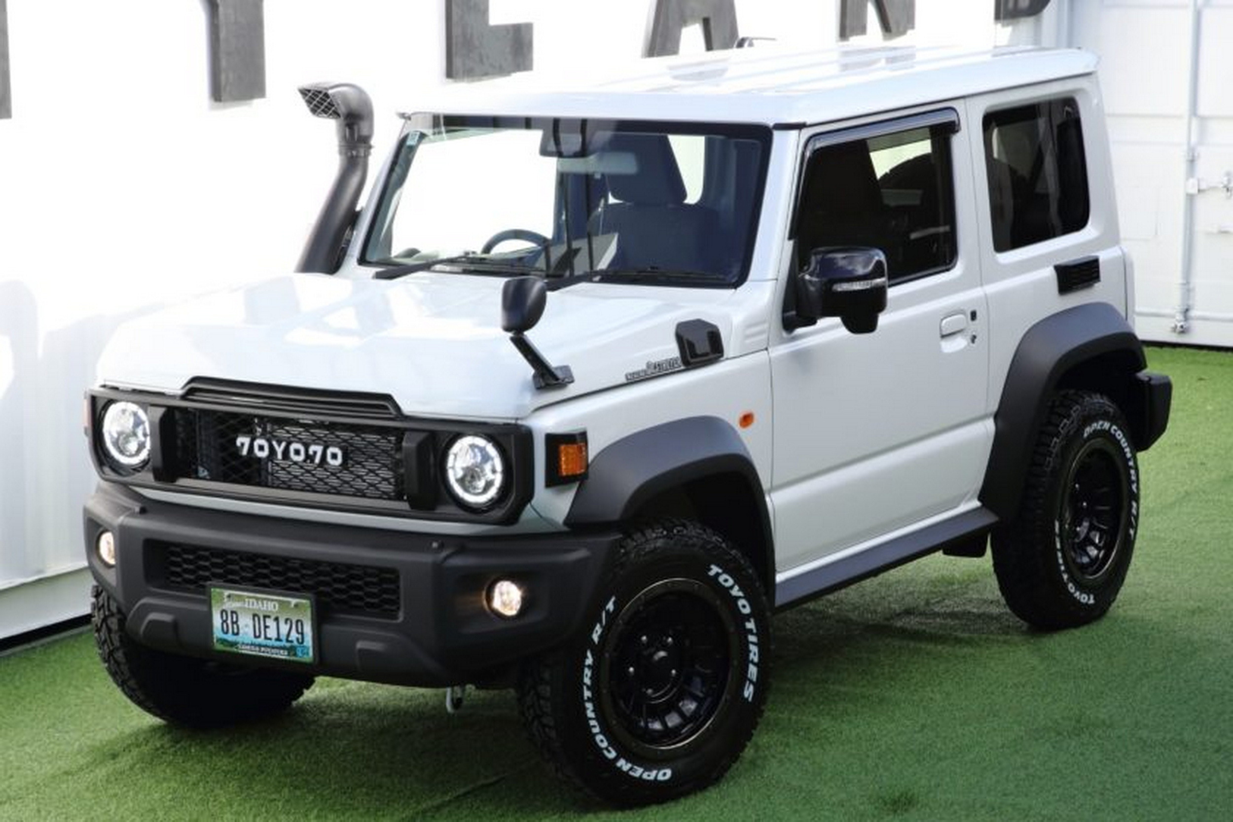 Suzuki Jimny - Toyota Land Cruiser - White (2)
