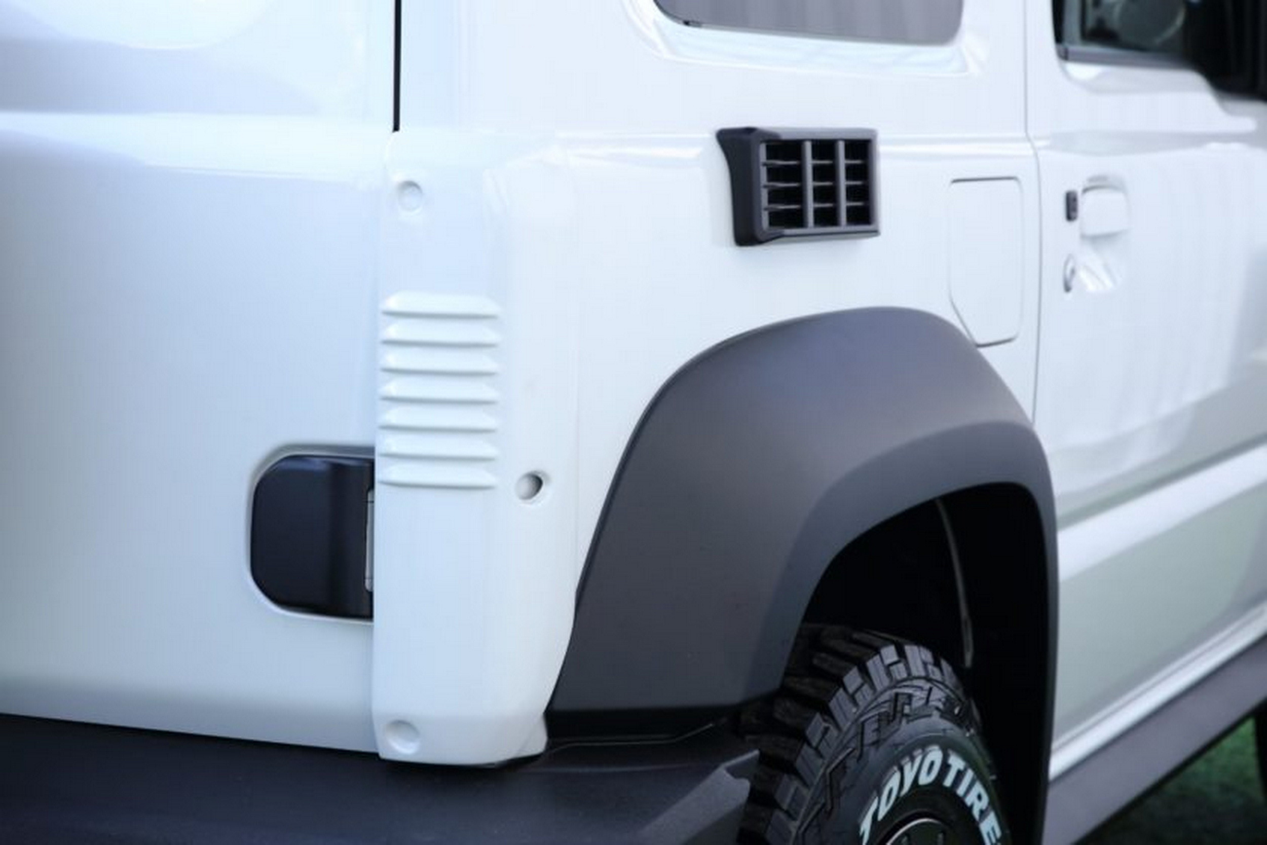 Suzuki Jimny - Toyota Land Cruiser - White (20)