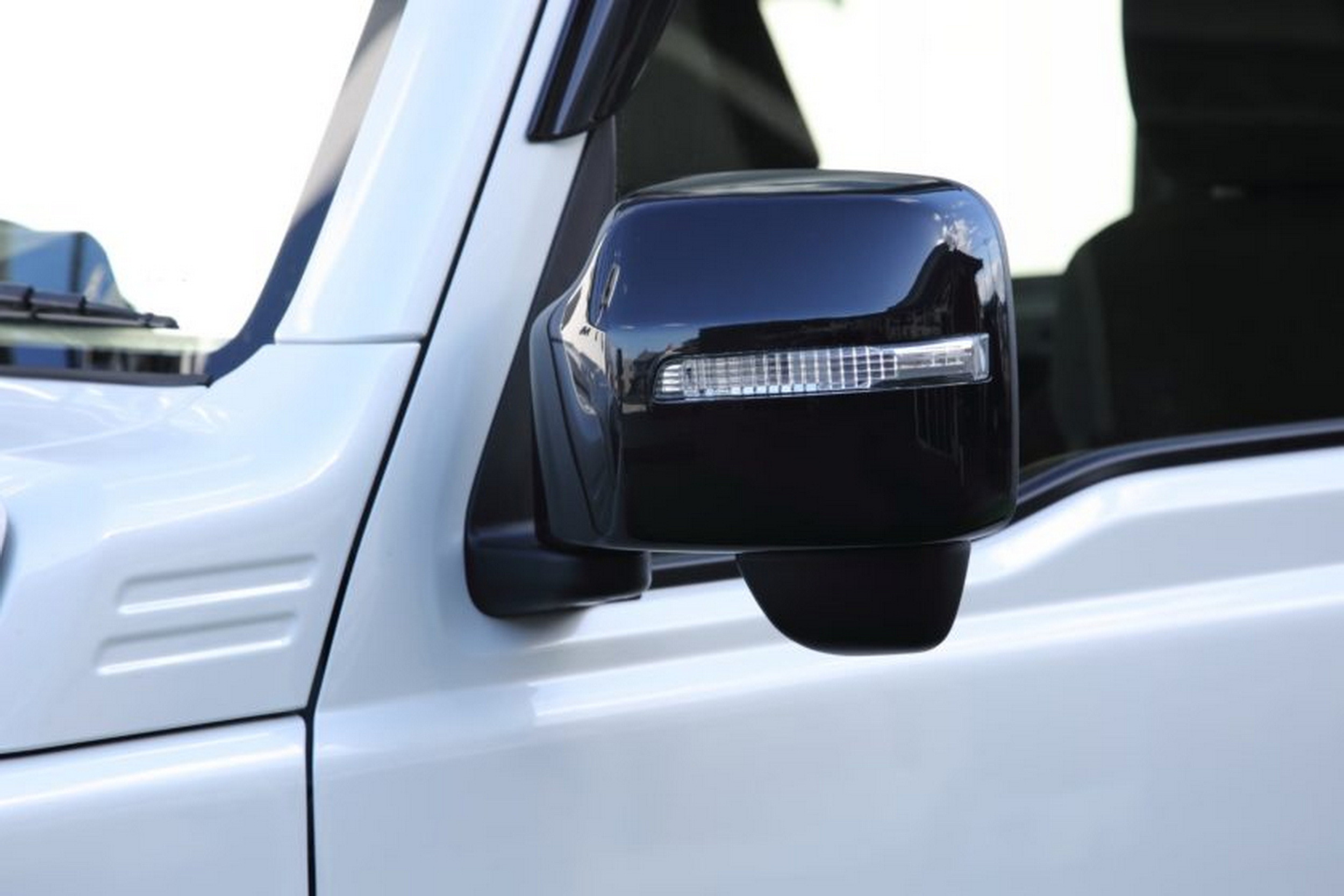 Suzuki Jimny - Toyota Land Cruiser - White (23)