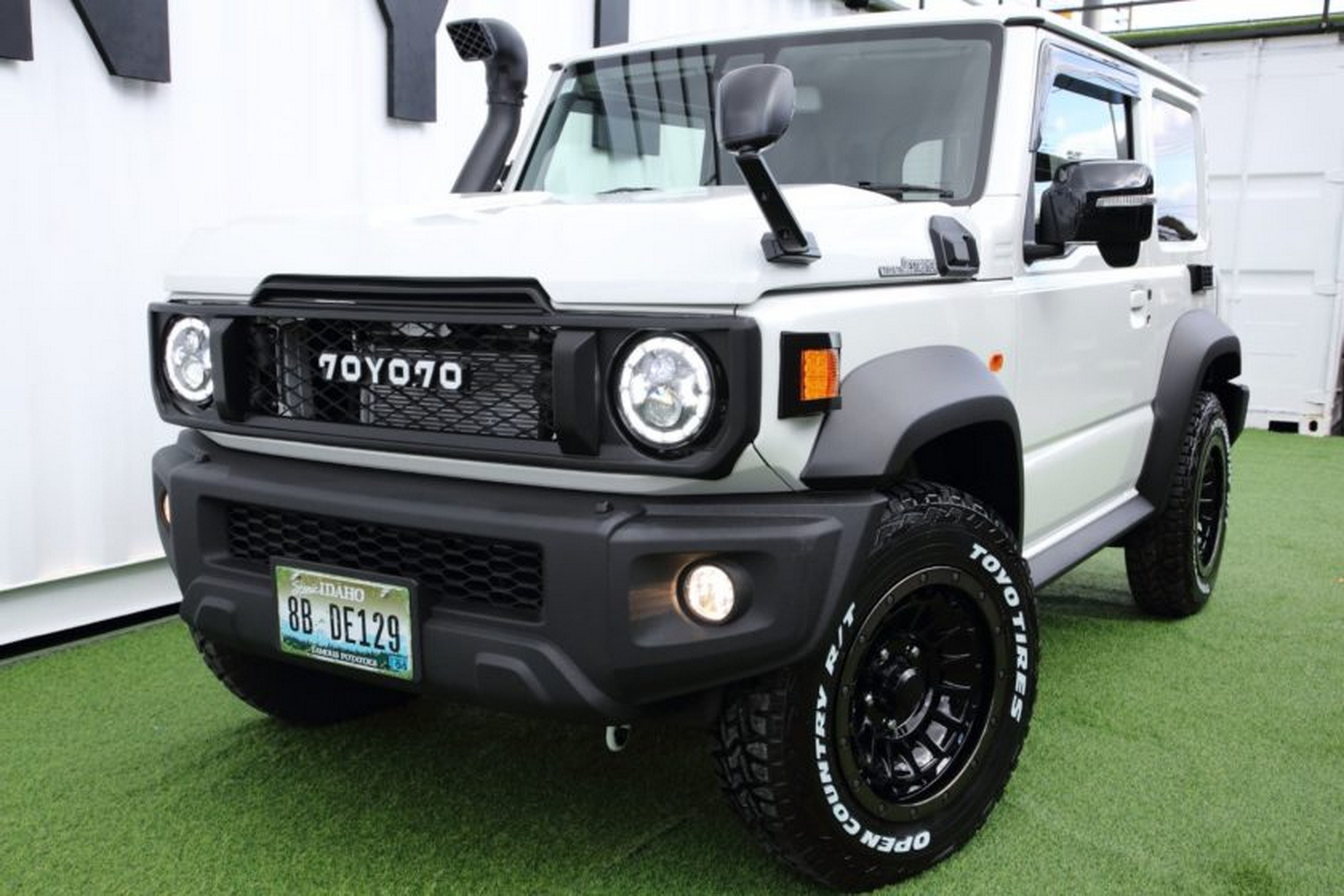 Suzuki Jimny - Toyota Land Cruiser - White (3)