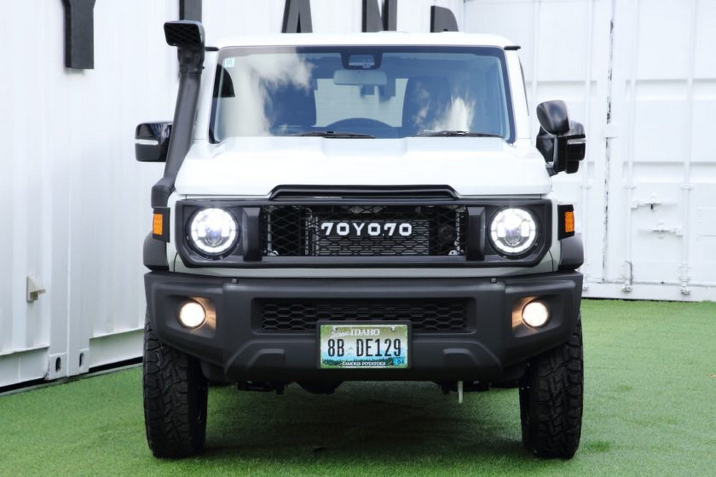 Suzuki Jimny - Toyota Land Cruiser - White (4)