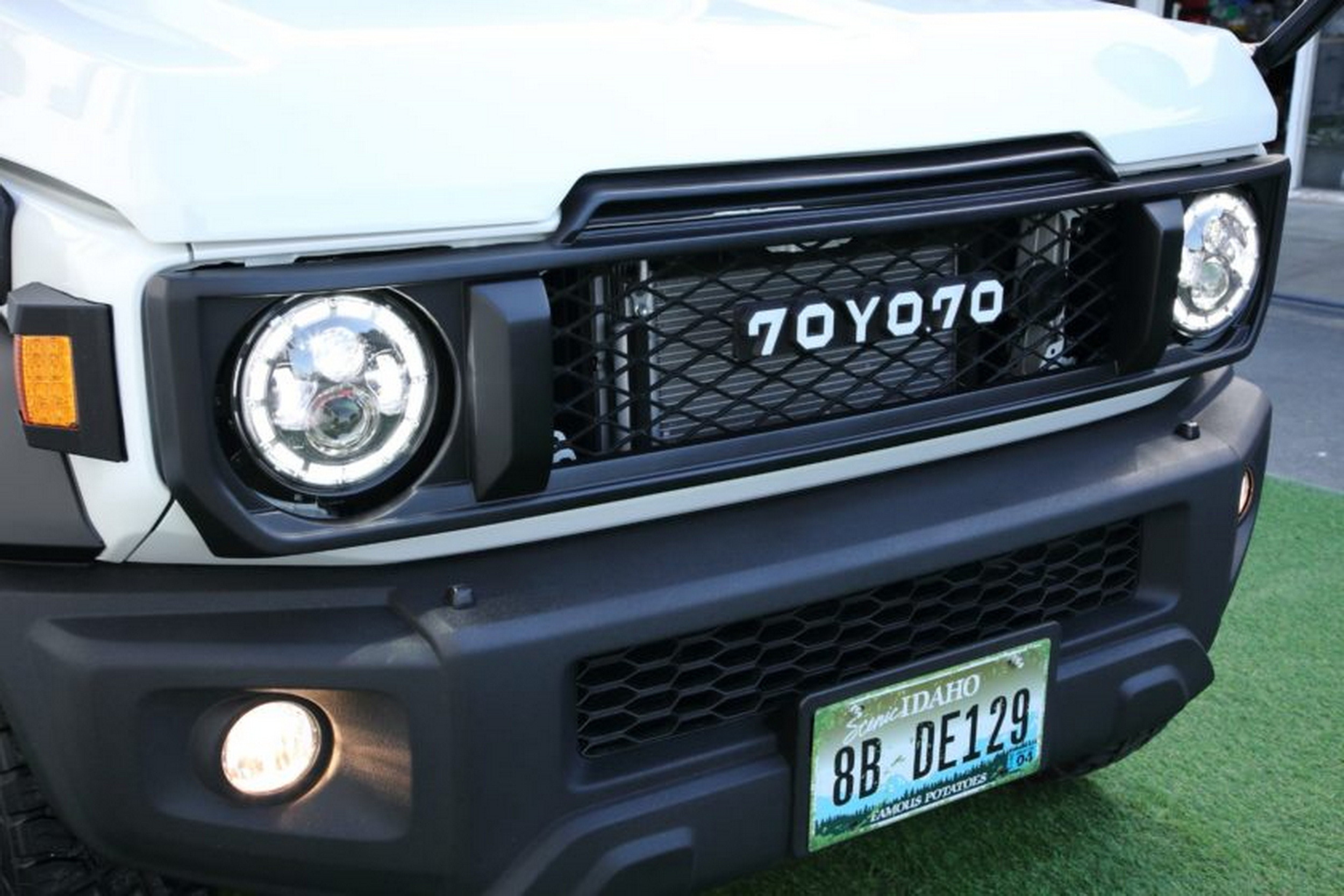Suzuki Jimny - Toyota Land Cruiser - White (6)