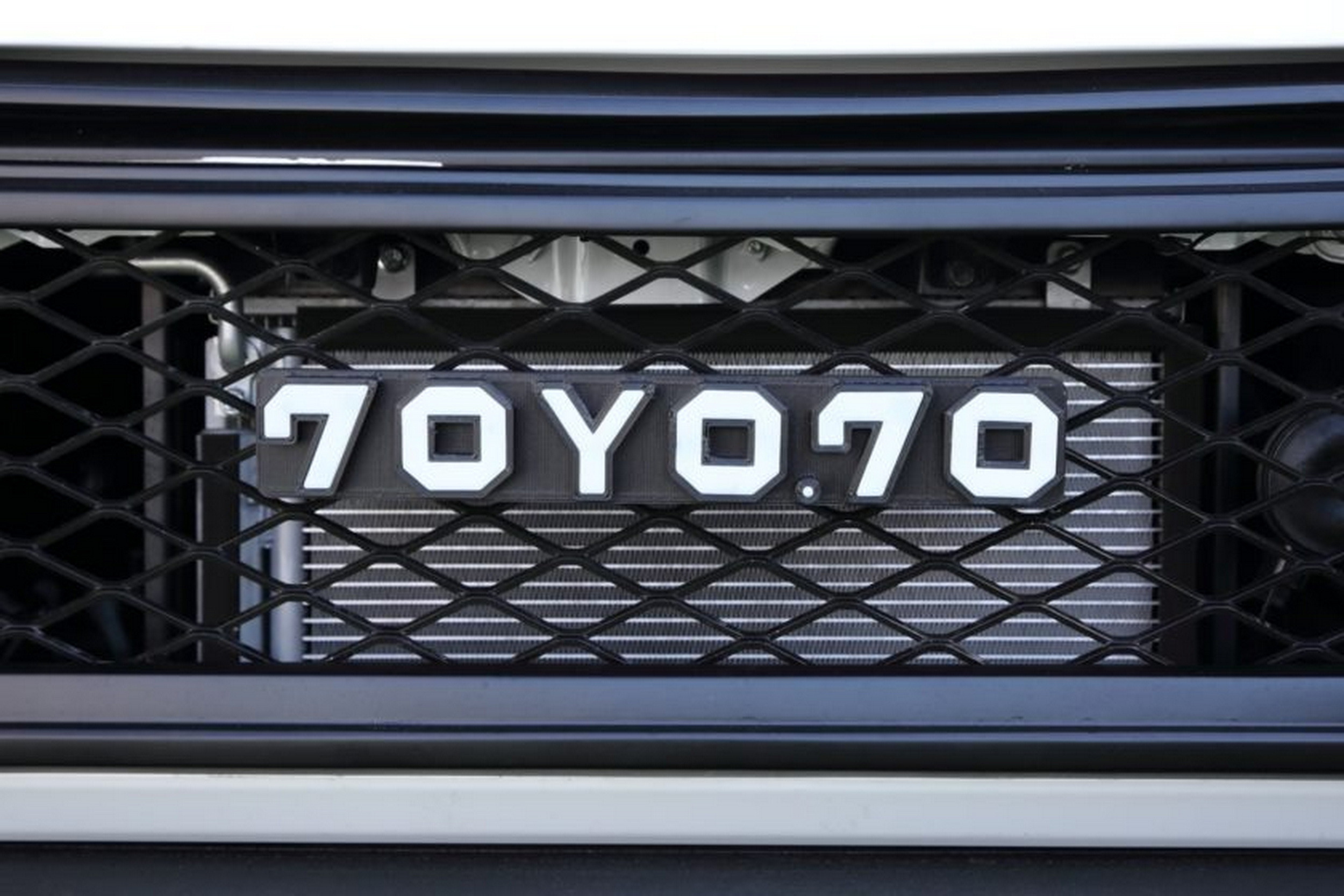 Suzuki Jimny - Toyota Land Cruiser - White (7)