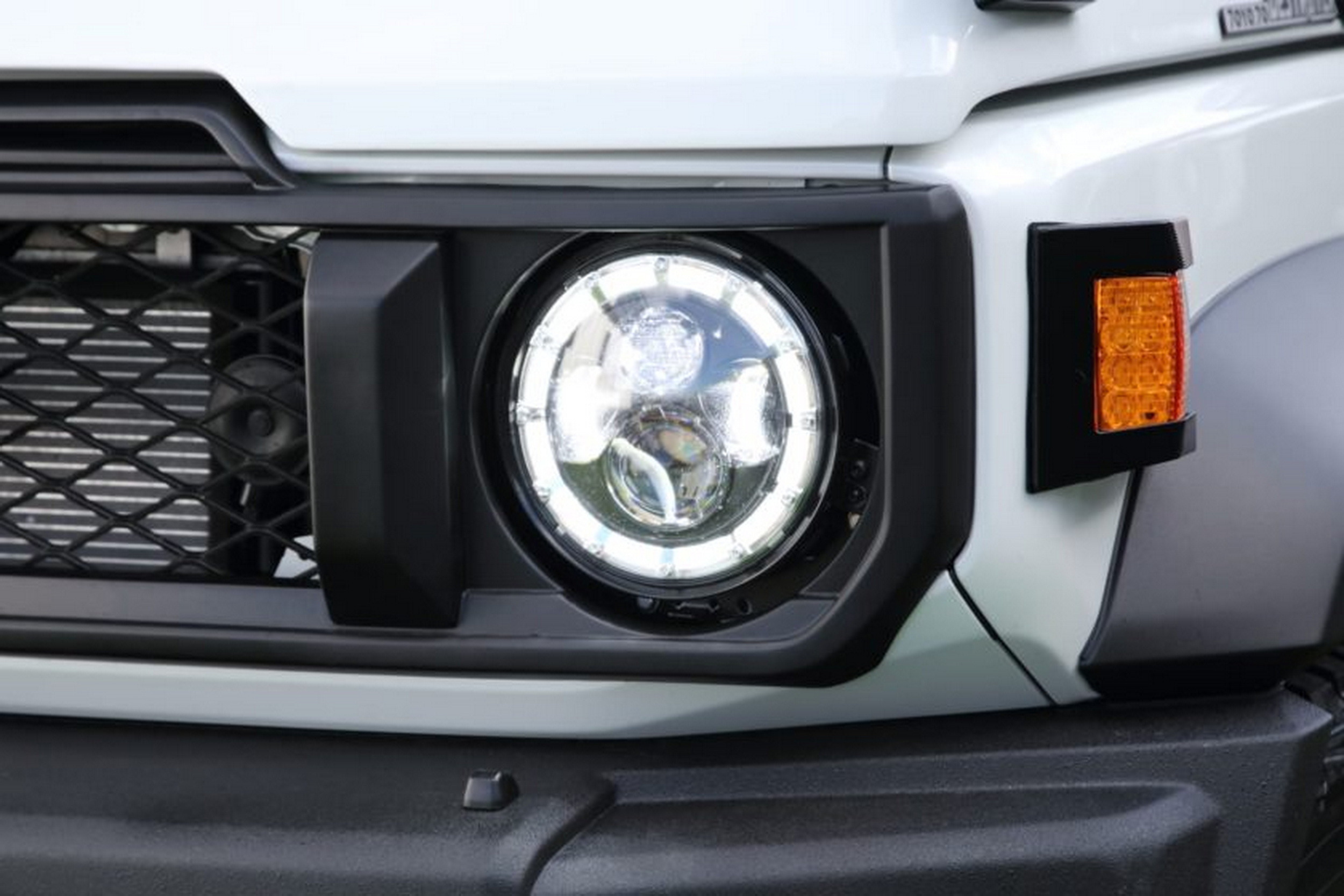 Suzuki Jimny - Toyota Land Cruiser - White (8)