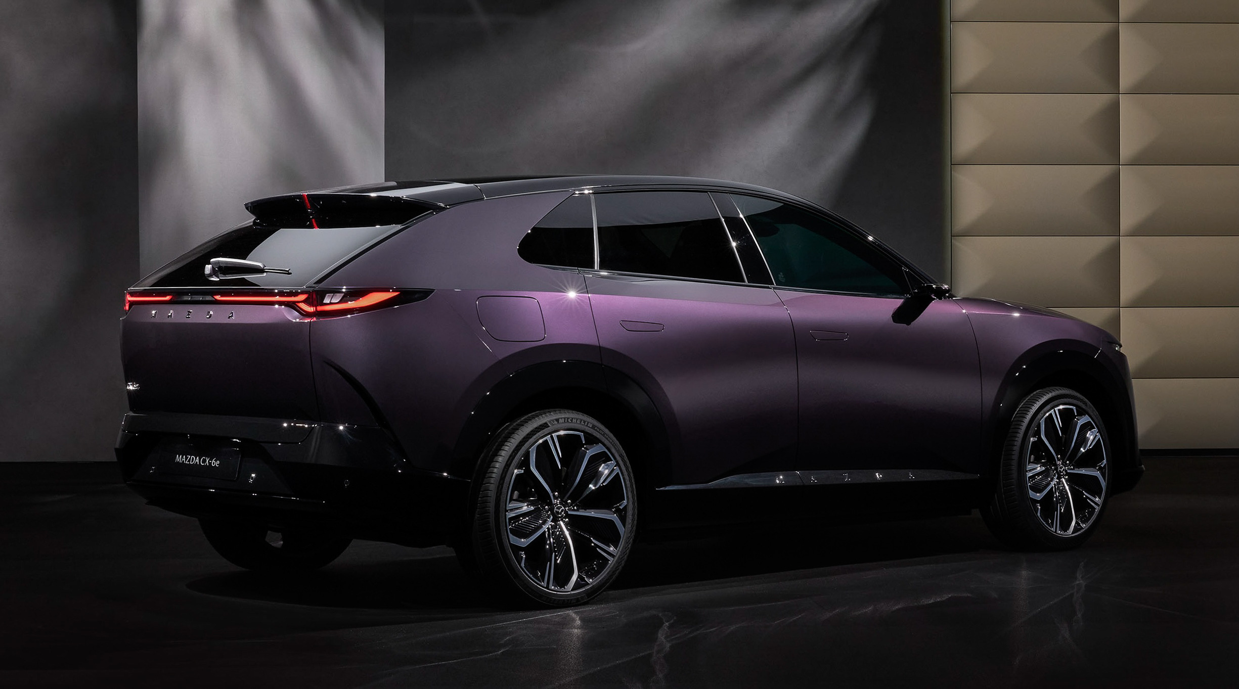 Mazda CX-6e exterior 00017