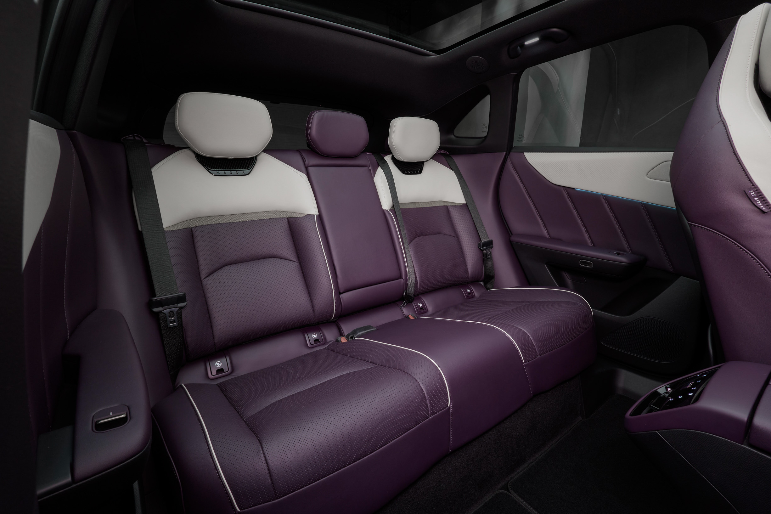 Mazda CX-6e interior 00001