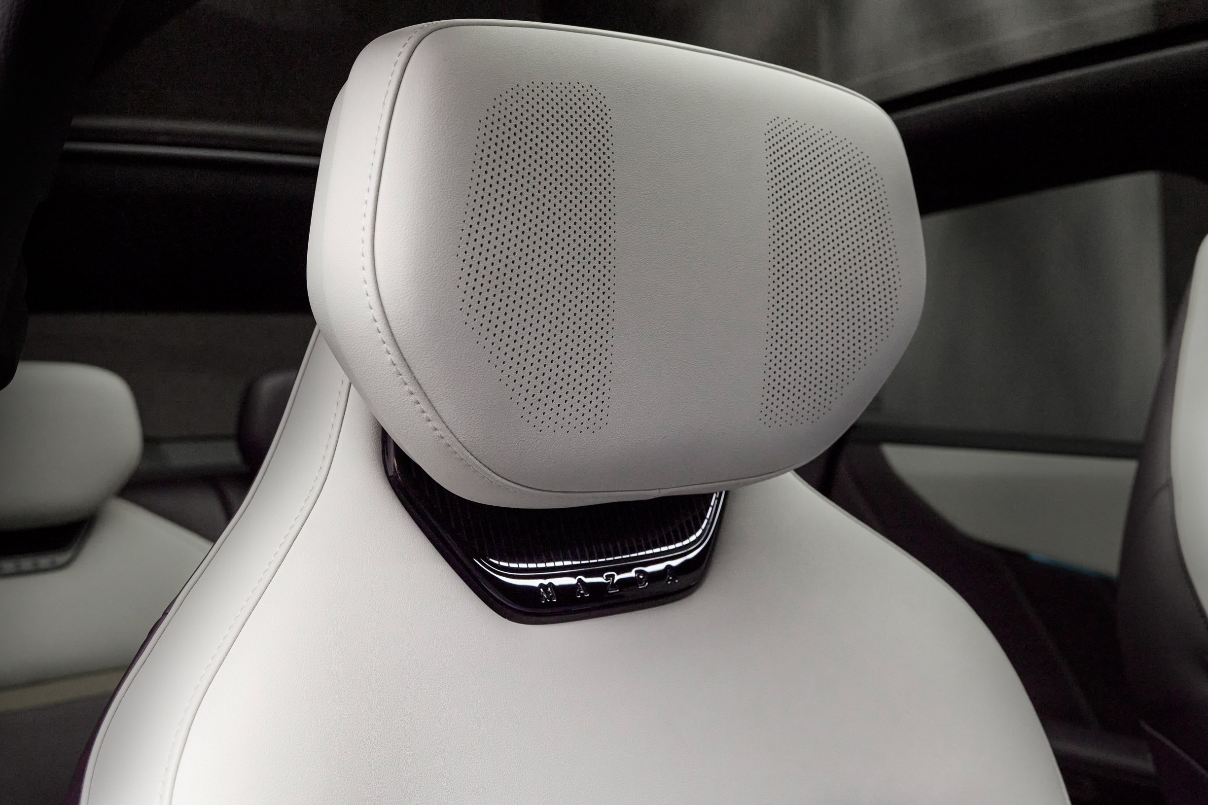 Mazda CX-6e interior 00002