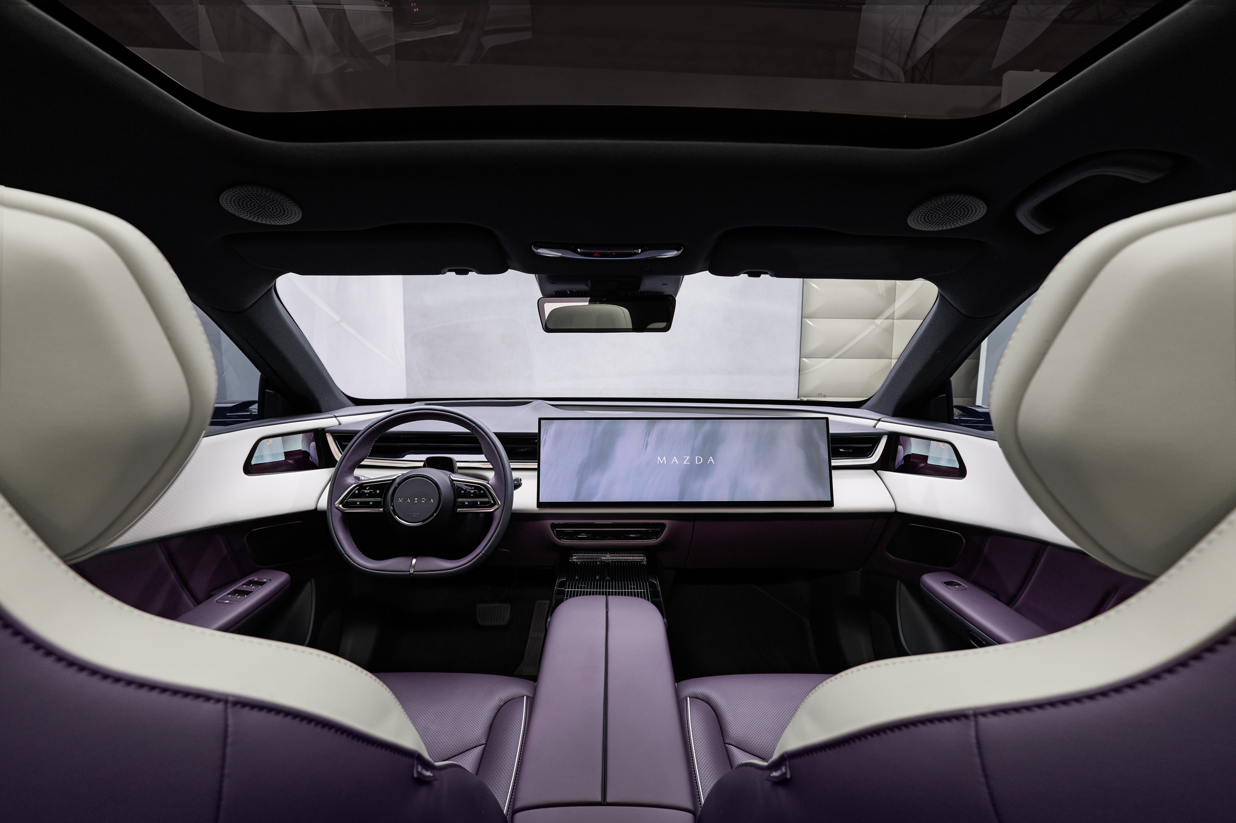 Mazda CX-6e interior 00004