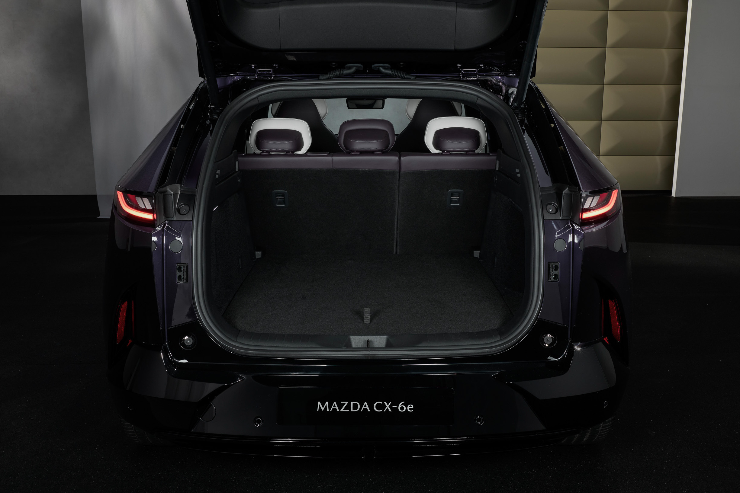 Mazda CX-6e interior 00006