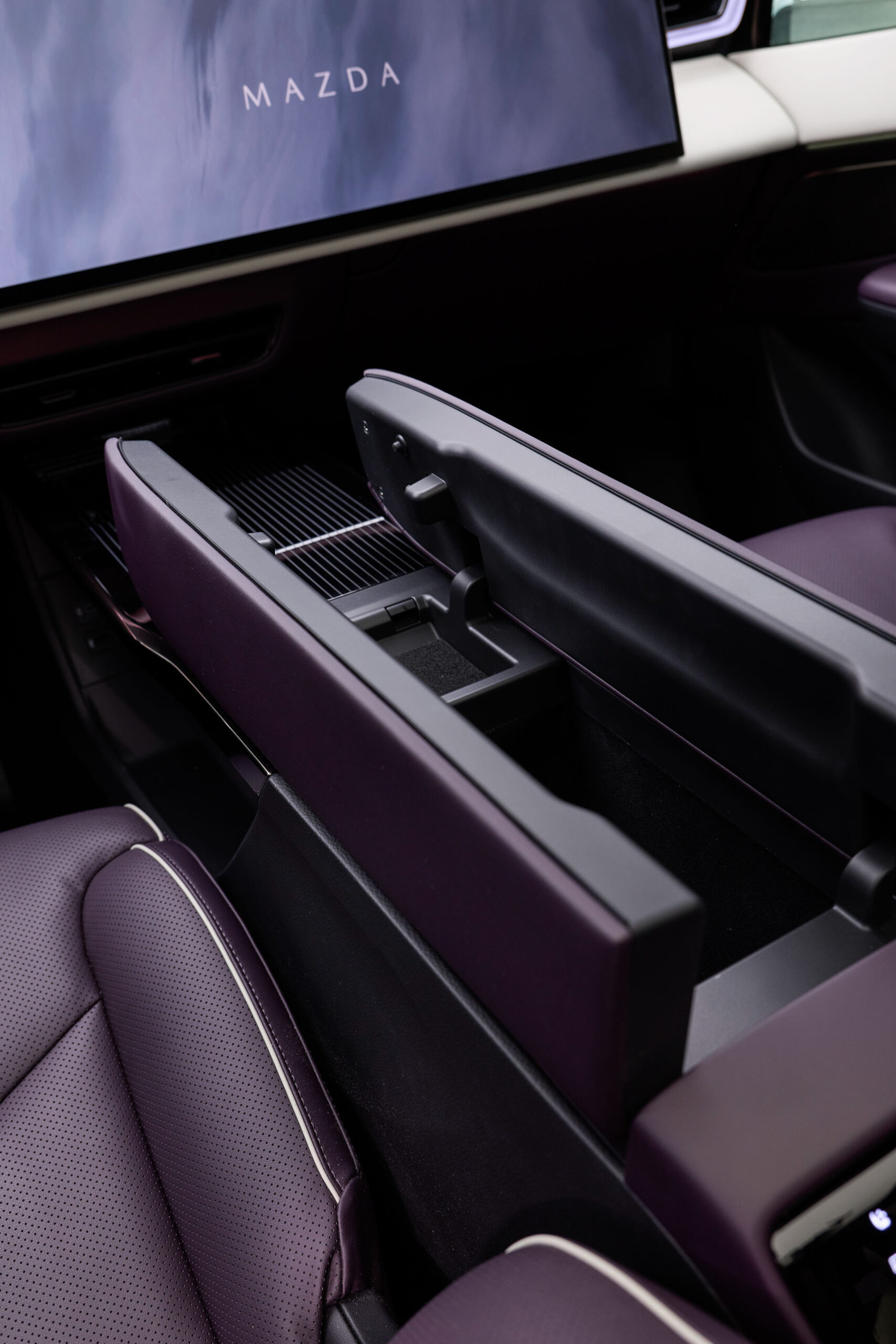Mazda CX-6e interior 00016