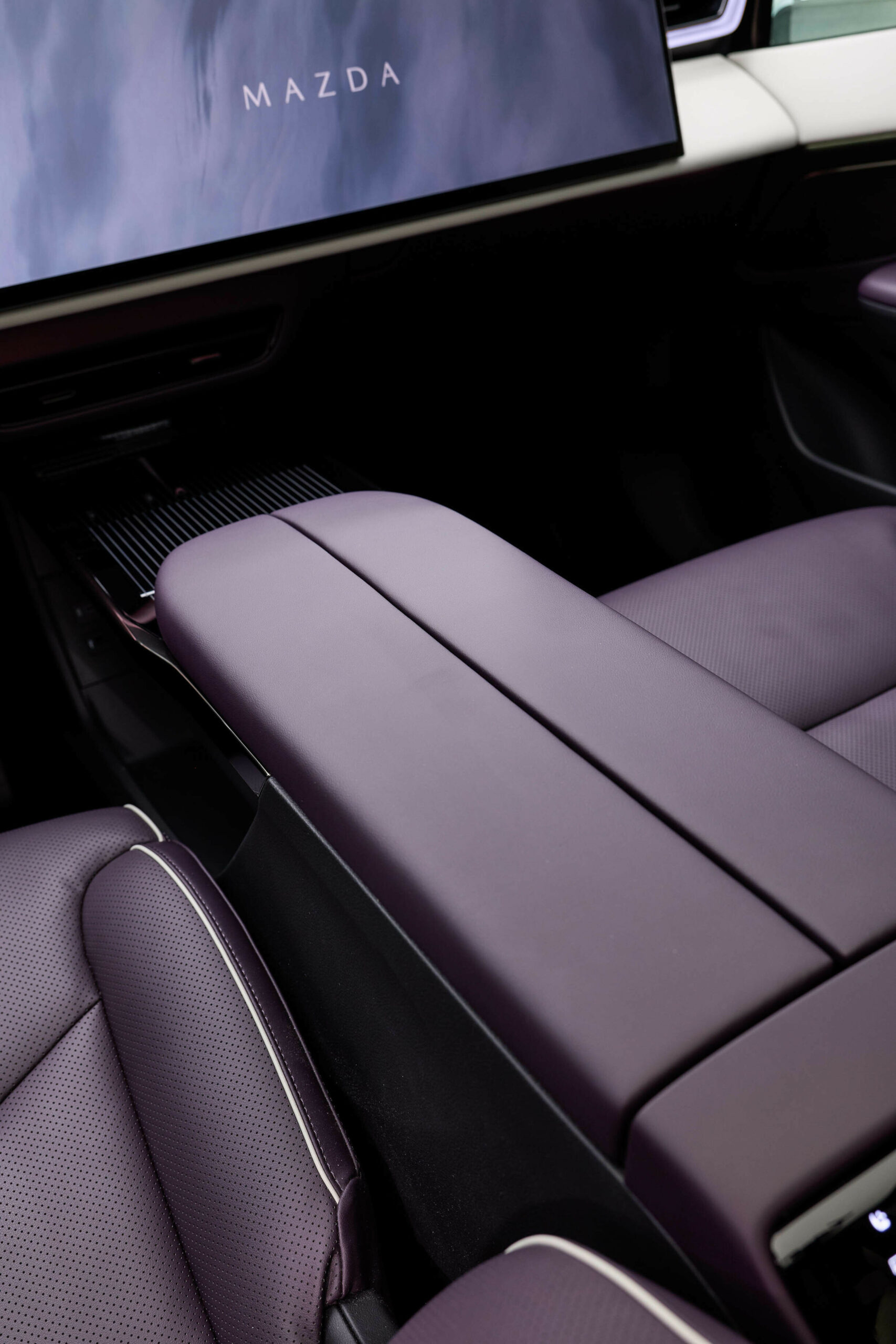 Mazda CX-6e interior 00019