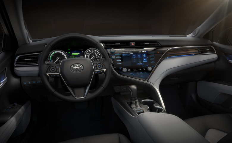 2018_Toyota_Camry_Hybrid_XLE_02_F2F821A317631560688B5C3FC036338CD9A06E1F