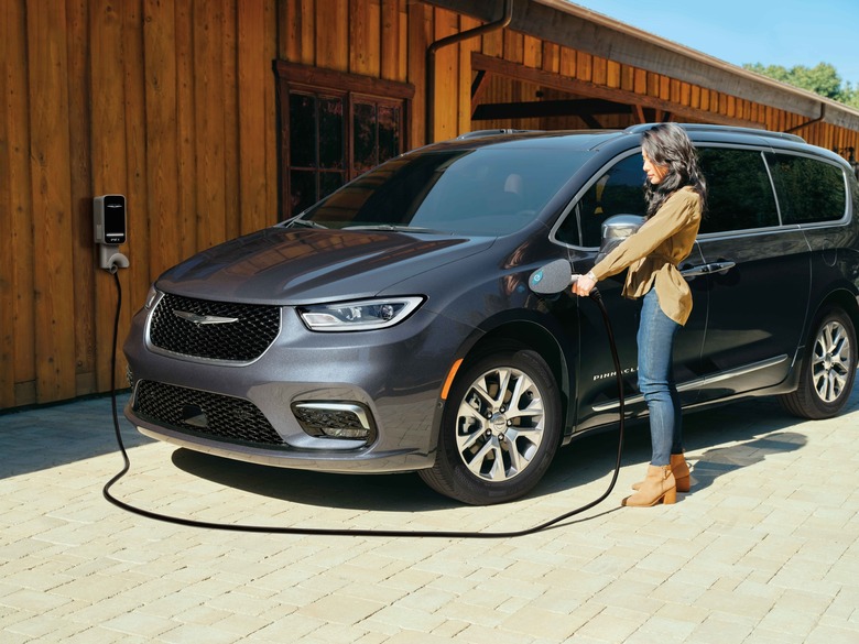 2022 Chrysler Pacifica Hybrid 1